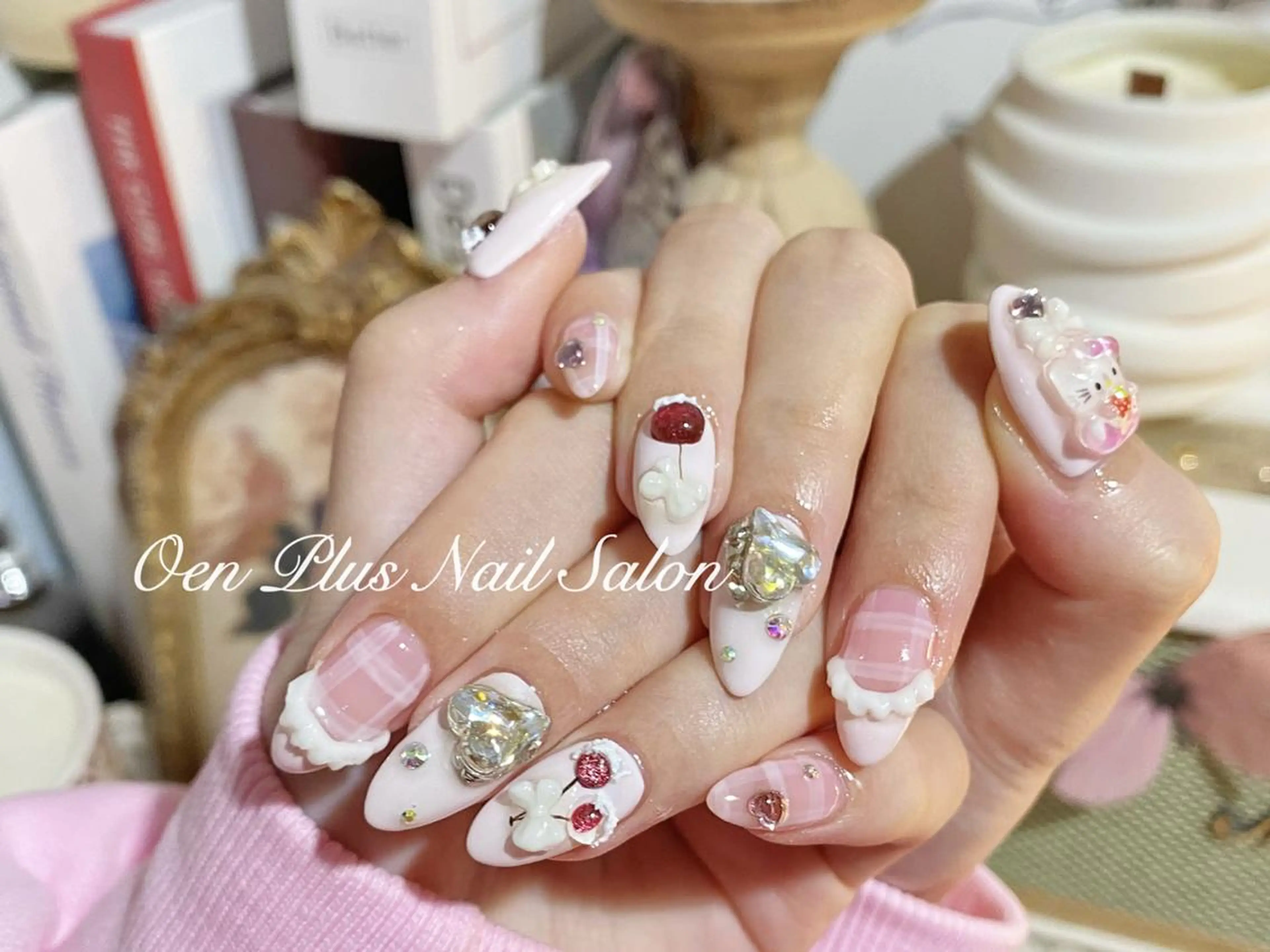 ネイル チークネイル ジェルネイル パラジェル 赤色 リボン One Plus Nail Salonのネイルデザイン