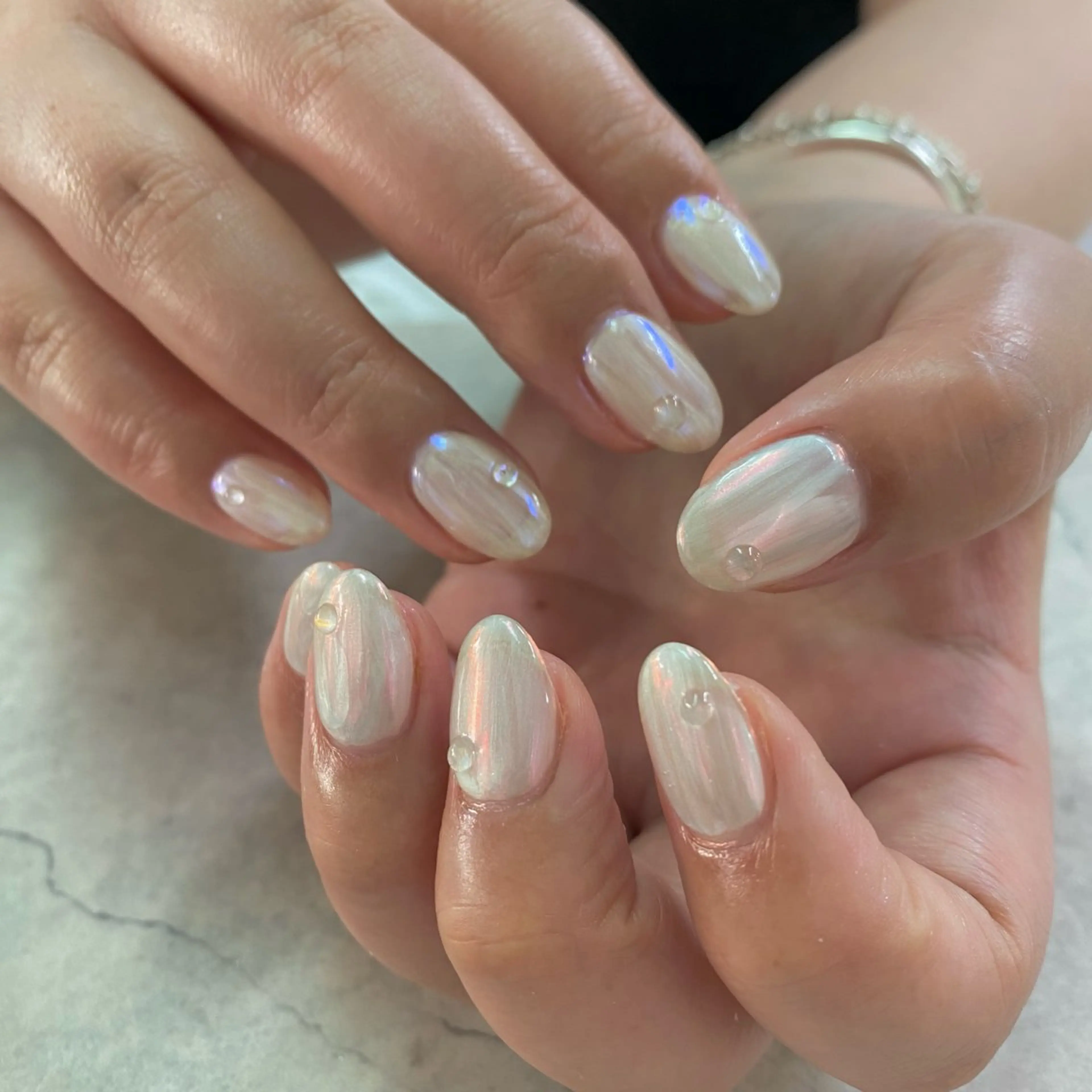 ネイル オーロラネイル キラキラネイル ニュアンスネイル ぷっくりネイル ハンドネイル ハンドケア 🫧RaLa ⭐︎AYAKA🫧のネイルデザイン