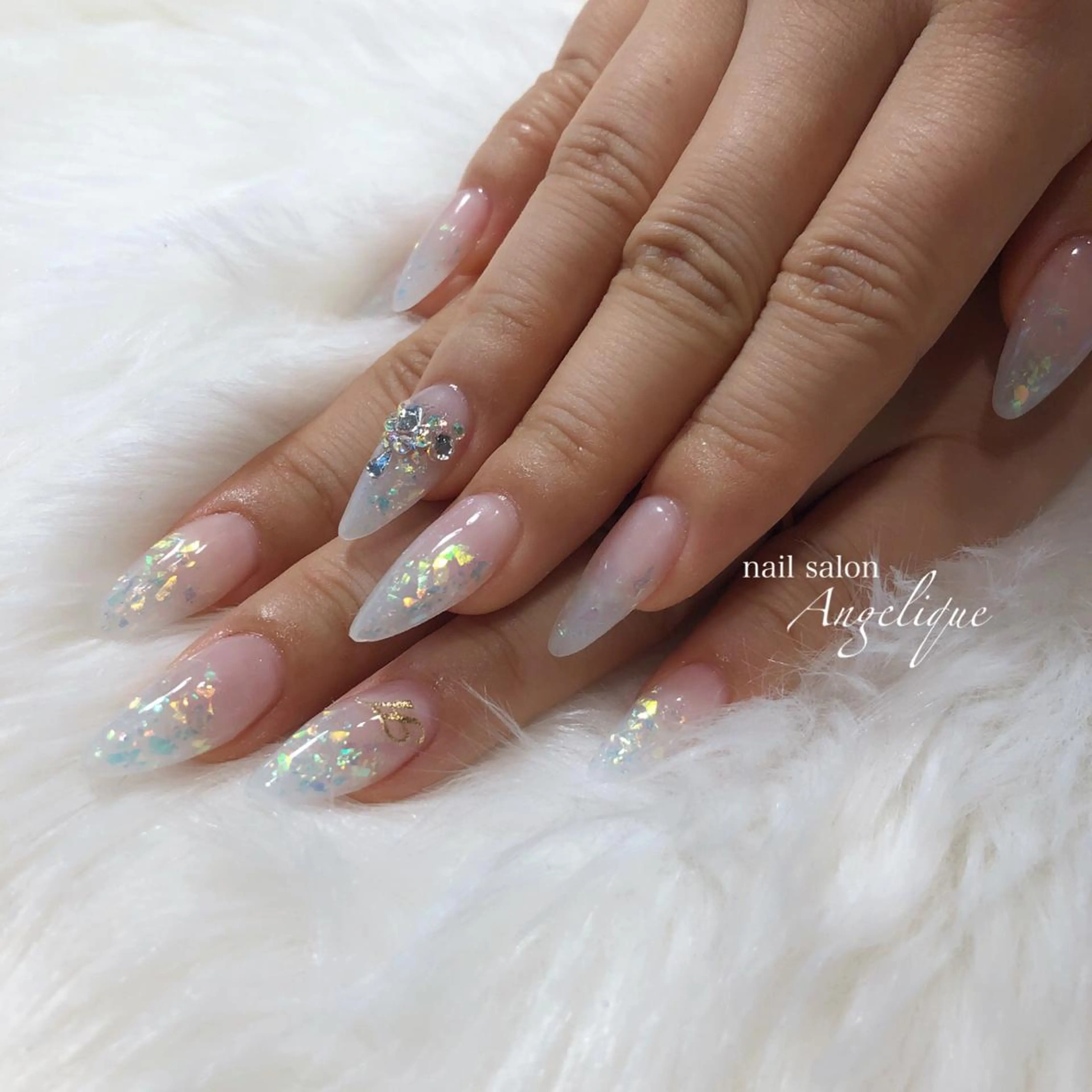 ミディアム ネイル ブルー ホワイト Nail salon Angeliqueのネイルデザイン