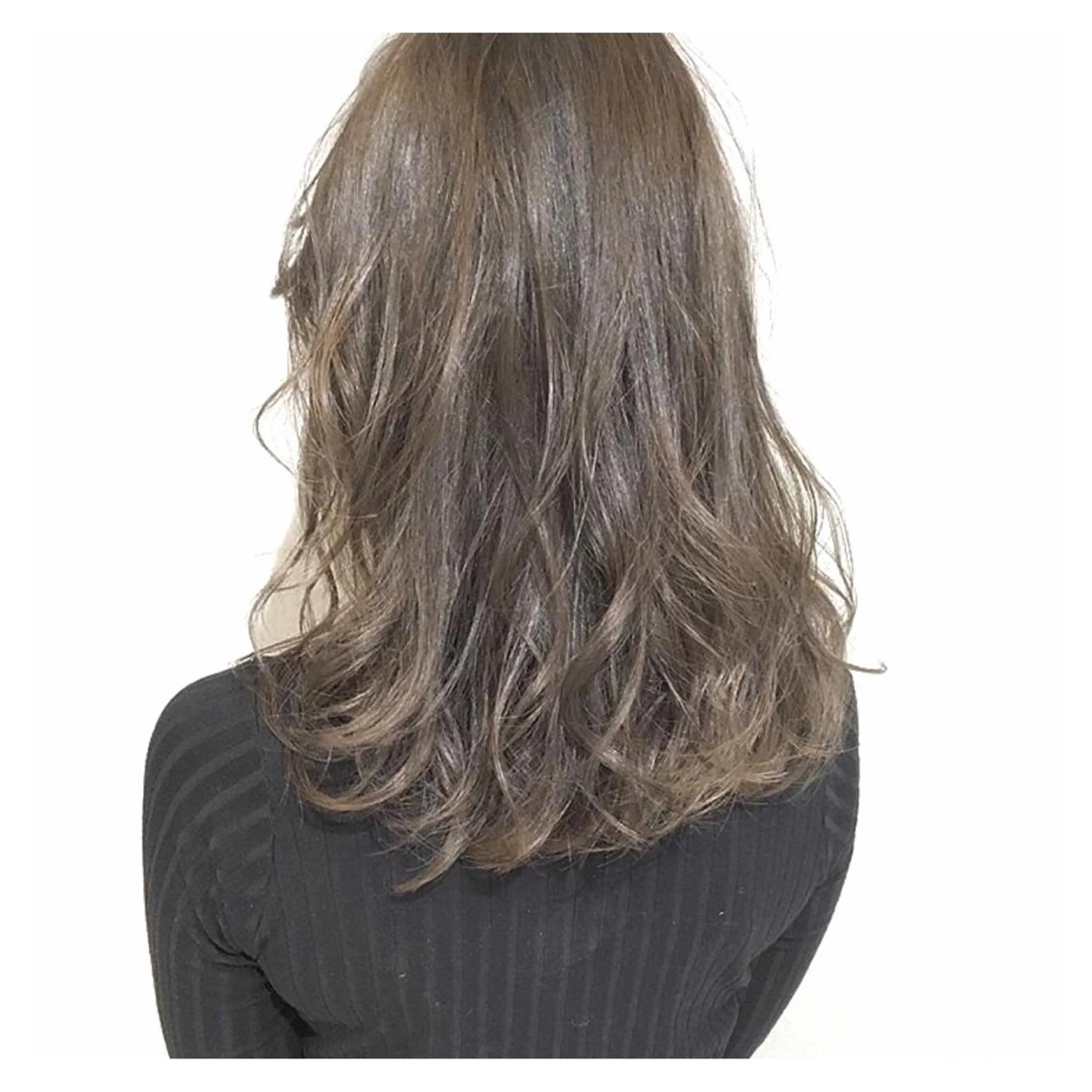 セミロング カラー biscohair 髪にドラマを。のヘアスタイル