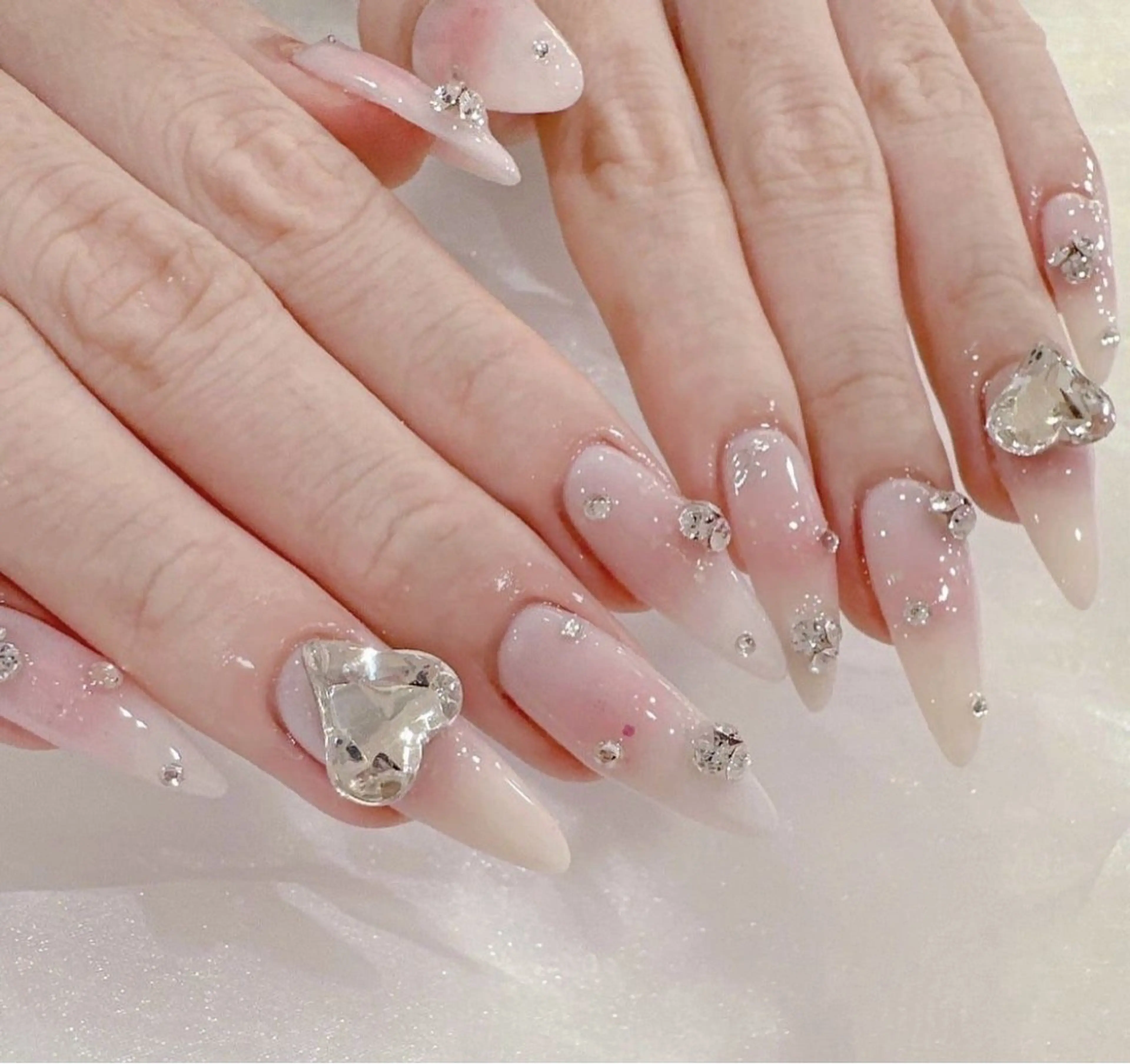 ネイル キラキラネイル 韓国ネイル ロングネイル ワンホンネイル ハンドネイル Josie nail salonのネイルデザイン