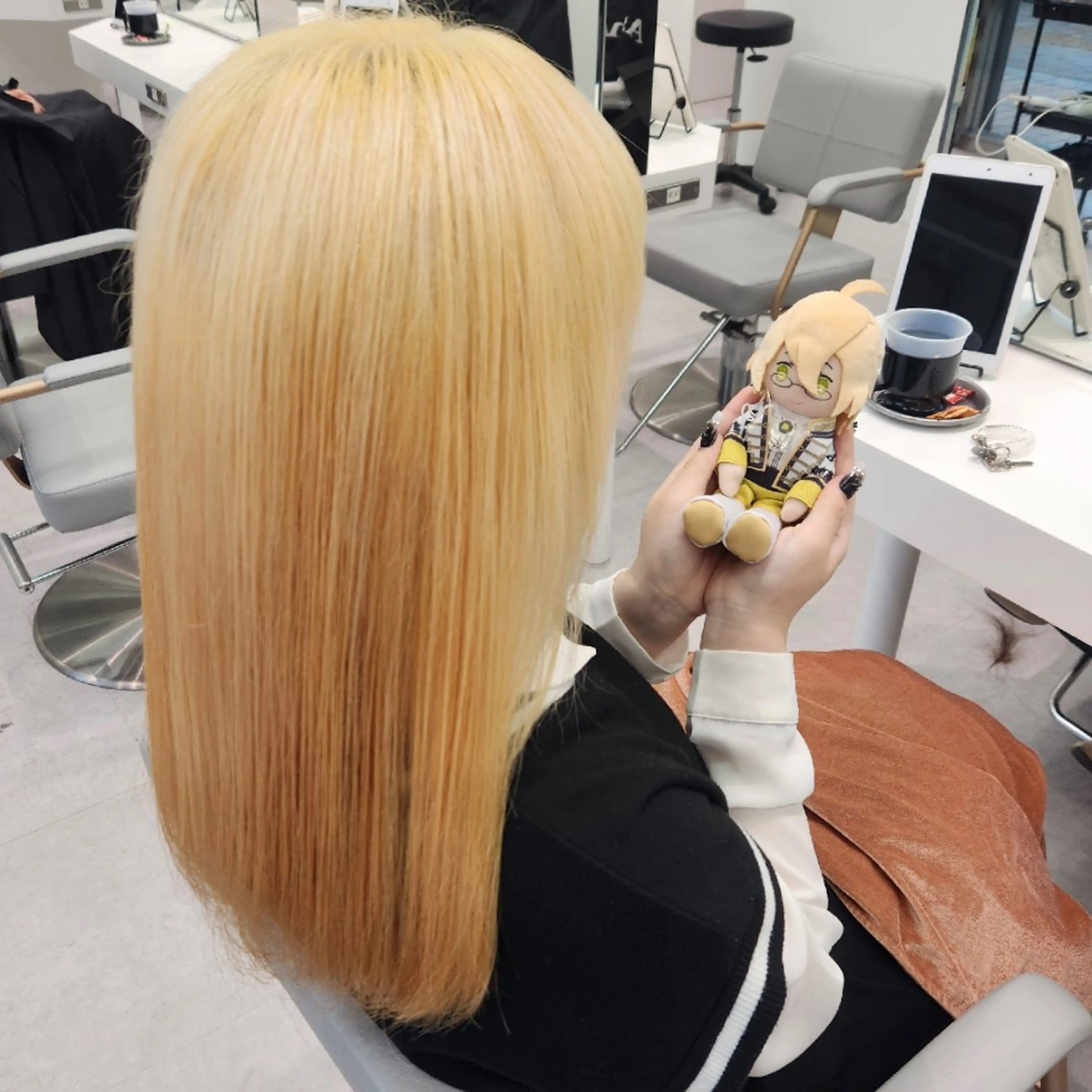 ロング カラー 推しアニメカラー🌈 ツヤ透明感カラー🦄のヘアスタイル