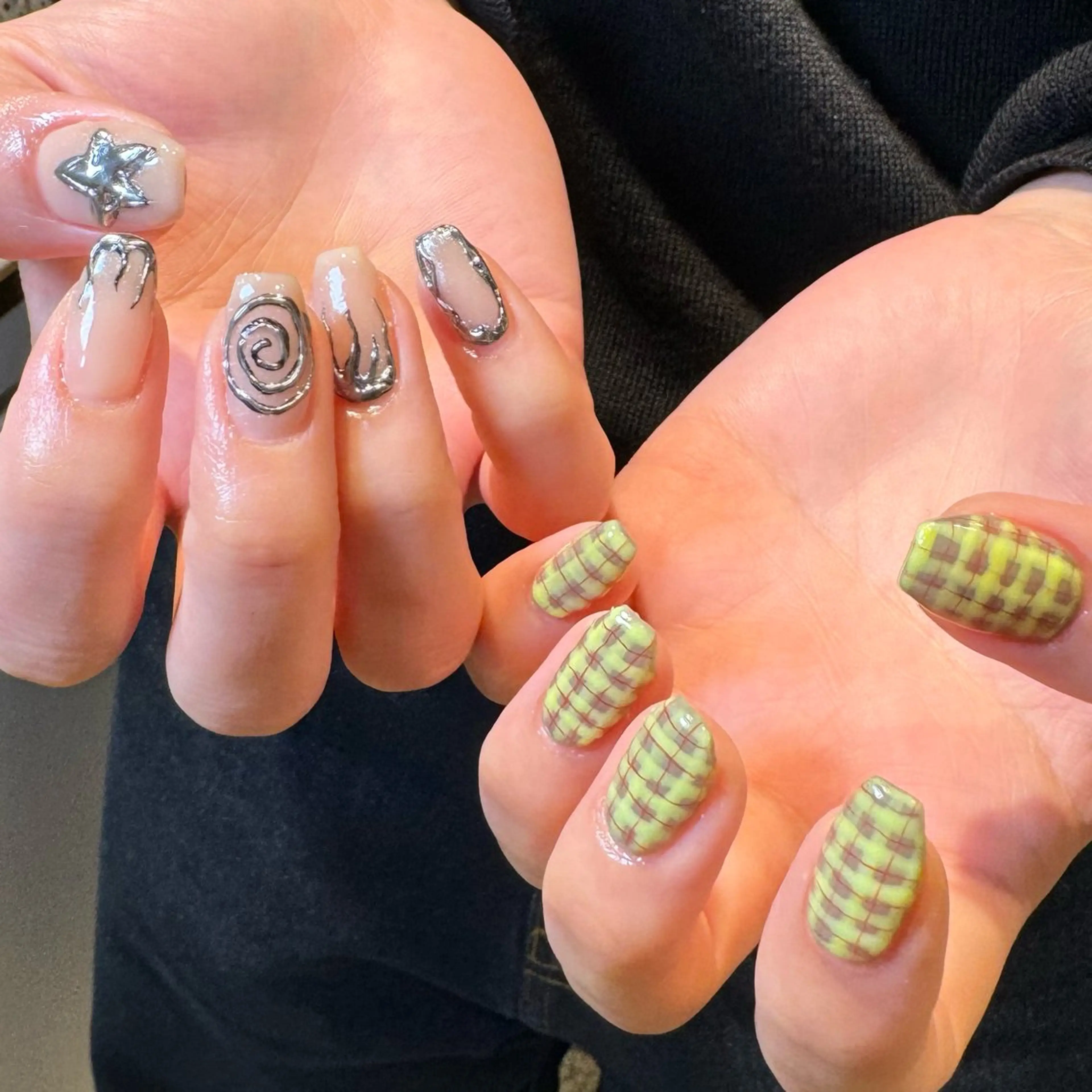 ネイル ミラーネイル RIEKO🍒 ワンホン♡推しネイルのネイルデザイン