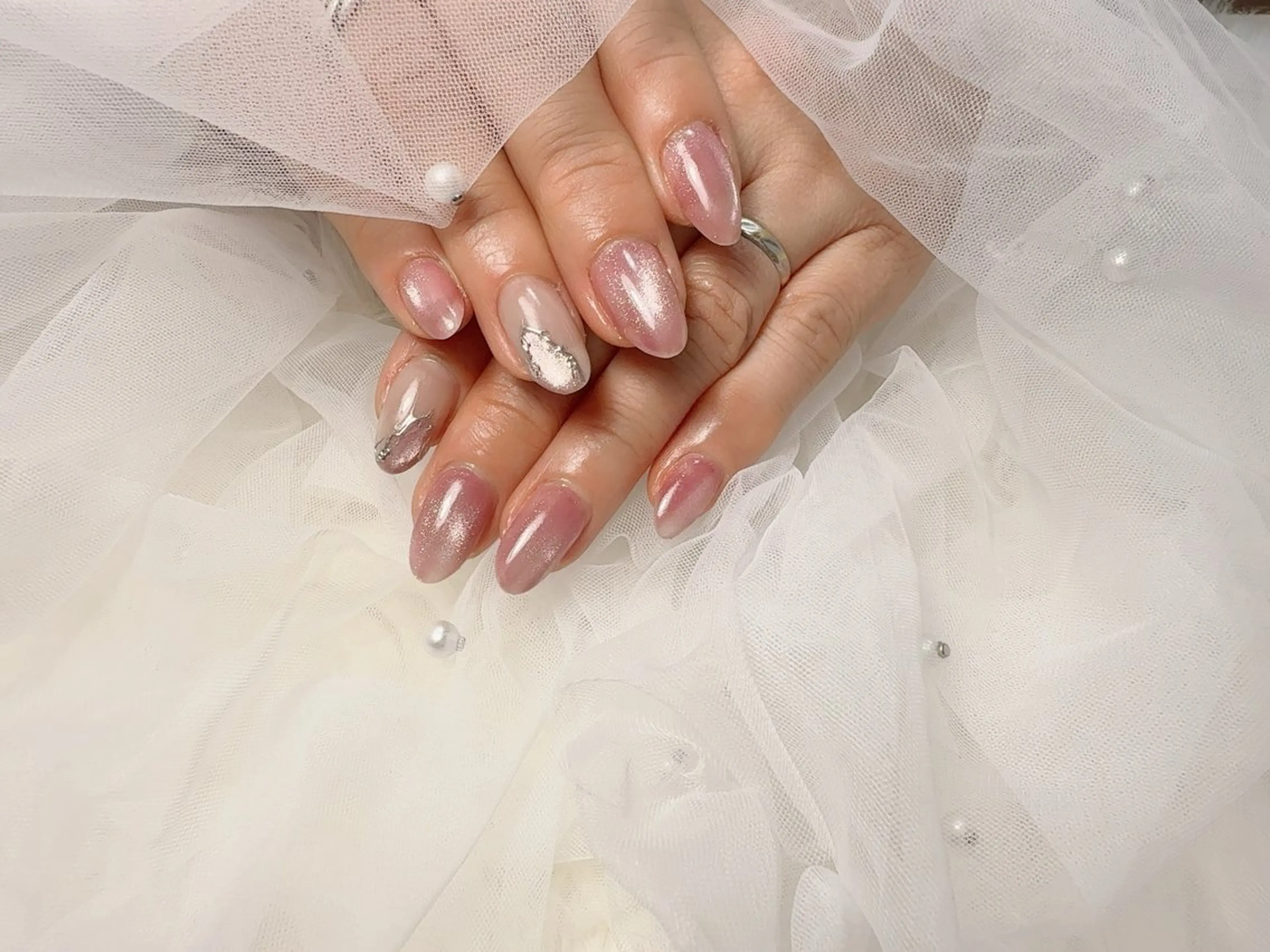 ジェルネイル＋アート.パーツ等4本の写真