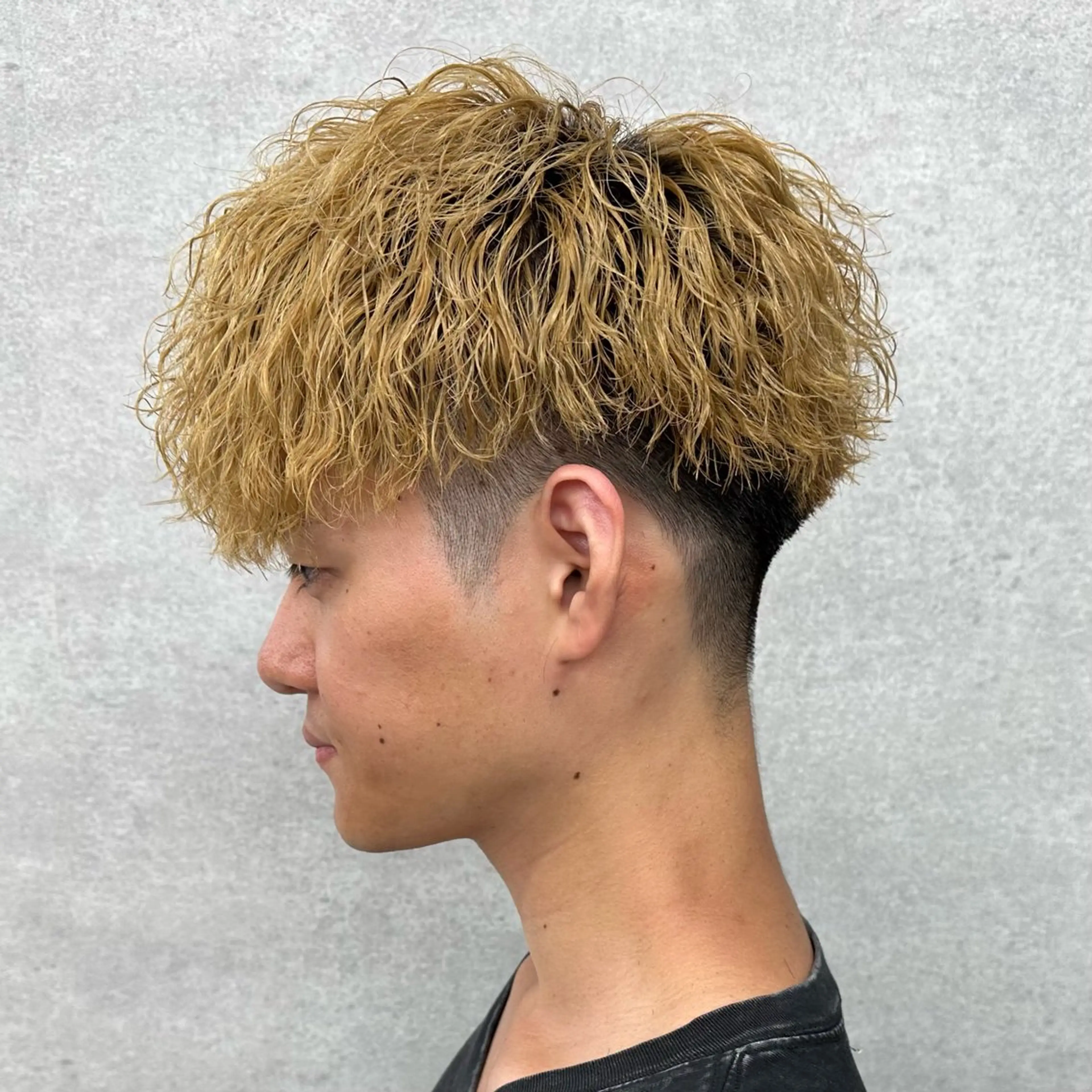 ショート パーマ メンズ センターパート メンズハイライト マッシュ メンズパーマ スペインカール ✂️メンズカット ひろき✂️のヘアスタイル