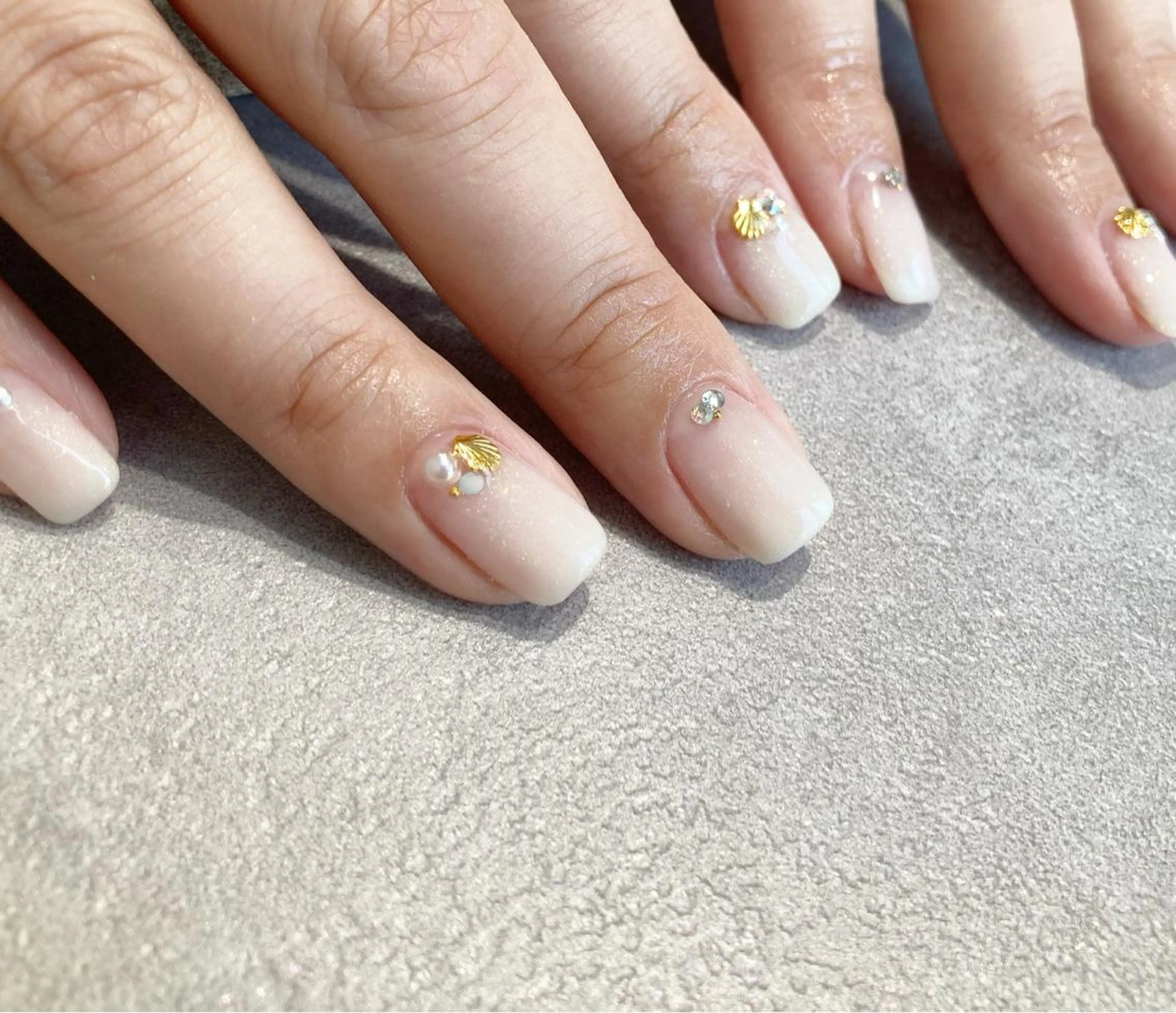 ネイル グラデーション ラメ(グリッター) シンプルネイル ホワイト ハンドネイル ハンドケア eni. by michのネイルデザイン