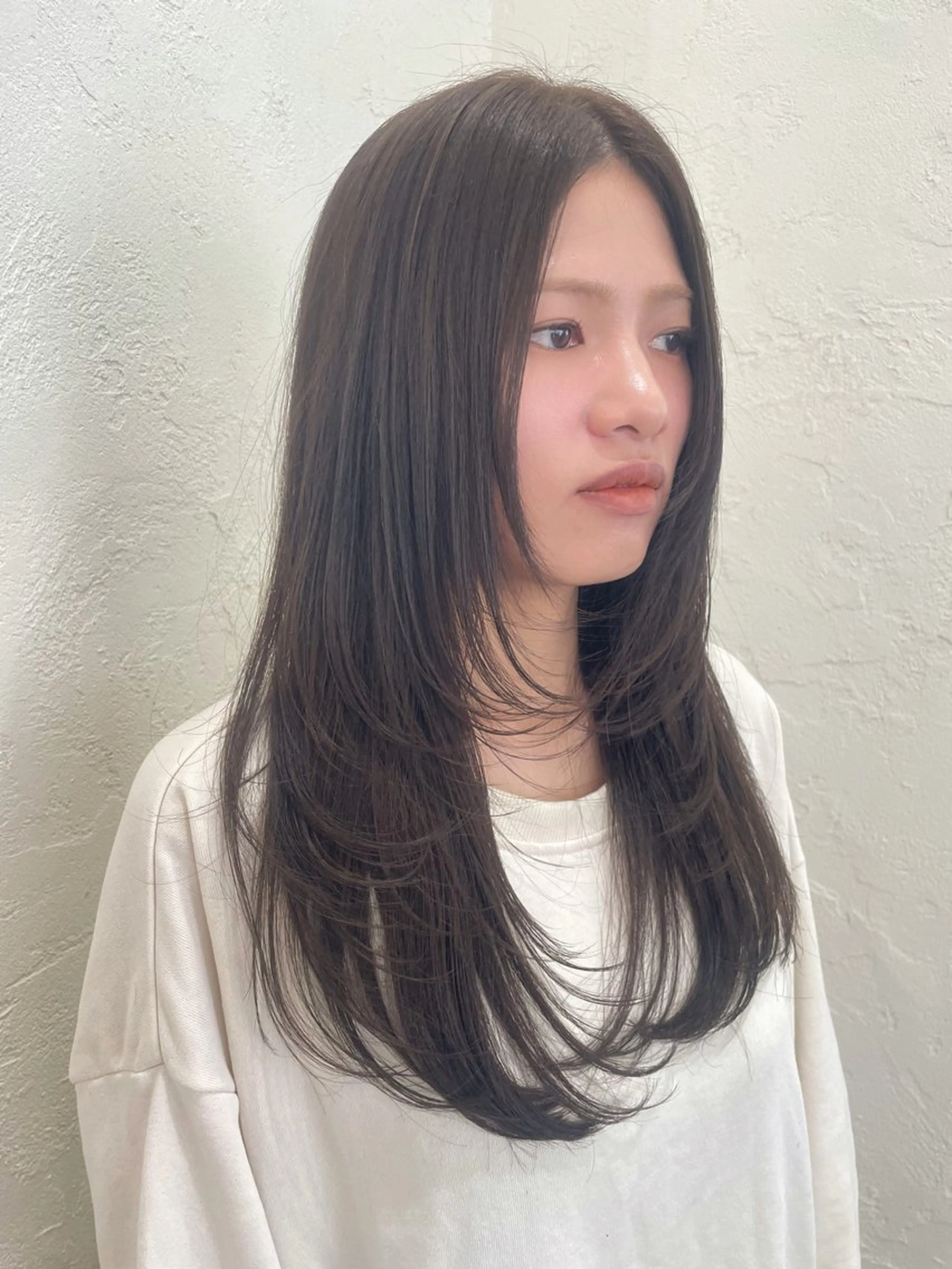 ロング 顔まわりレイヤー レイヤーカット カット ヘアカラー lift by mag所属・ユナ ナチュラル／透明感のヘアスタイル