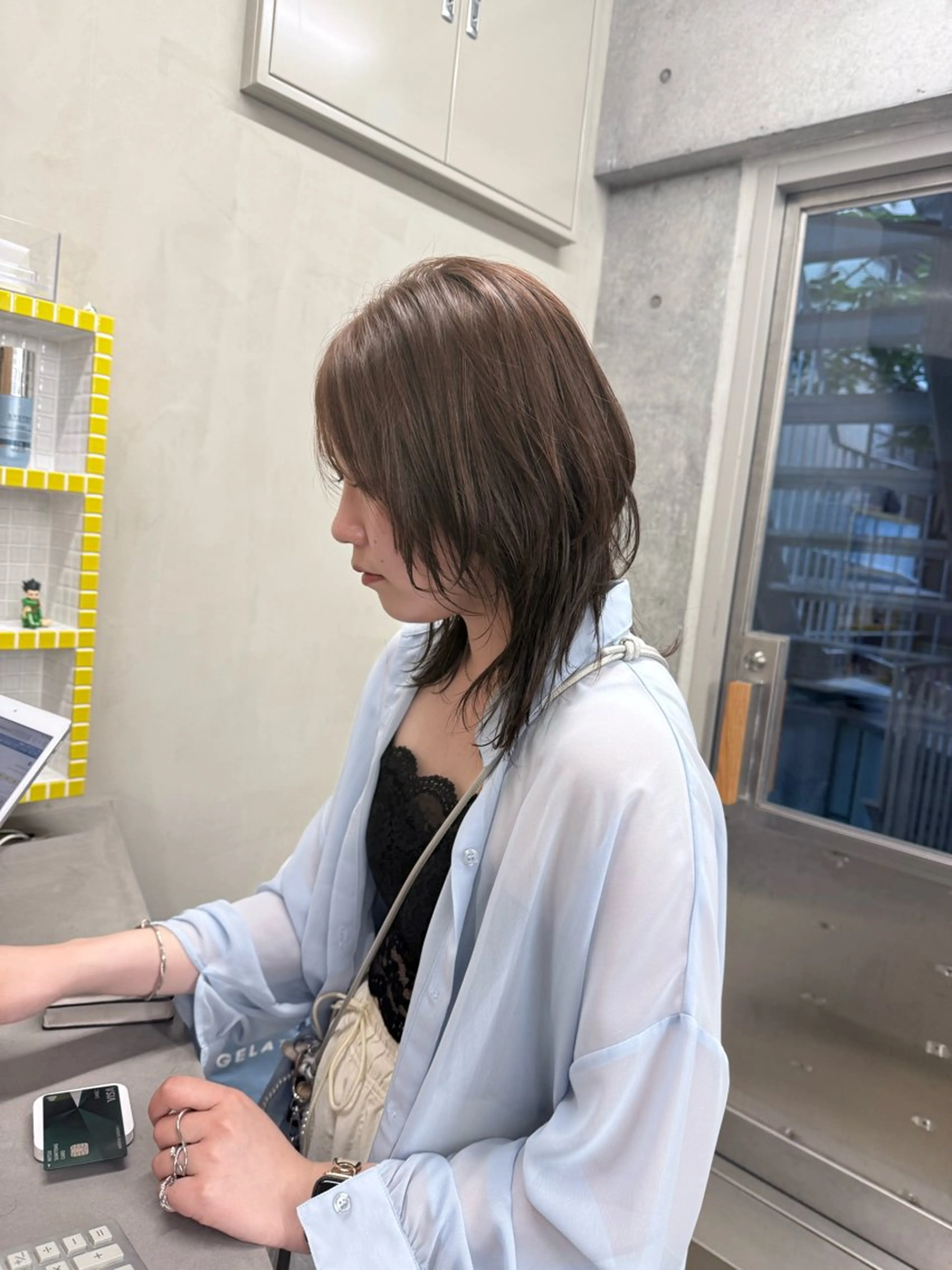 ミディアム カラー ミディアムレイヤー アッシュ ベージュカラー ブリーチ 透明感カラー カット ヘアカラー トリートメント 誰より丁寧なカット/ 小林輝/レイヤーのヘアスタイル