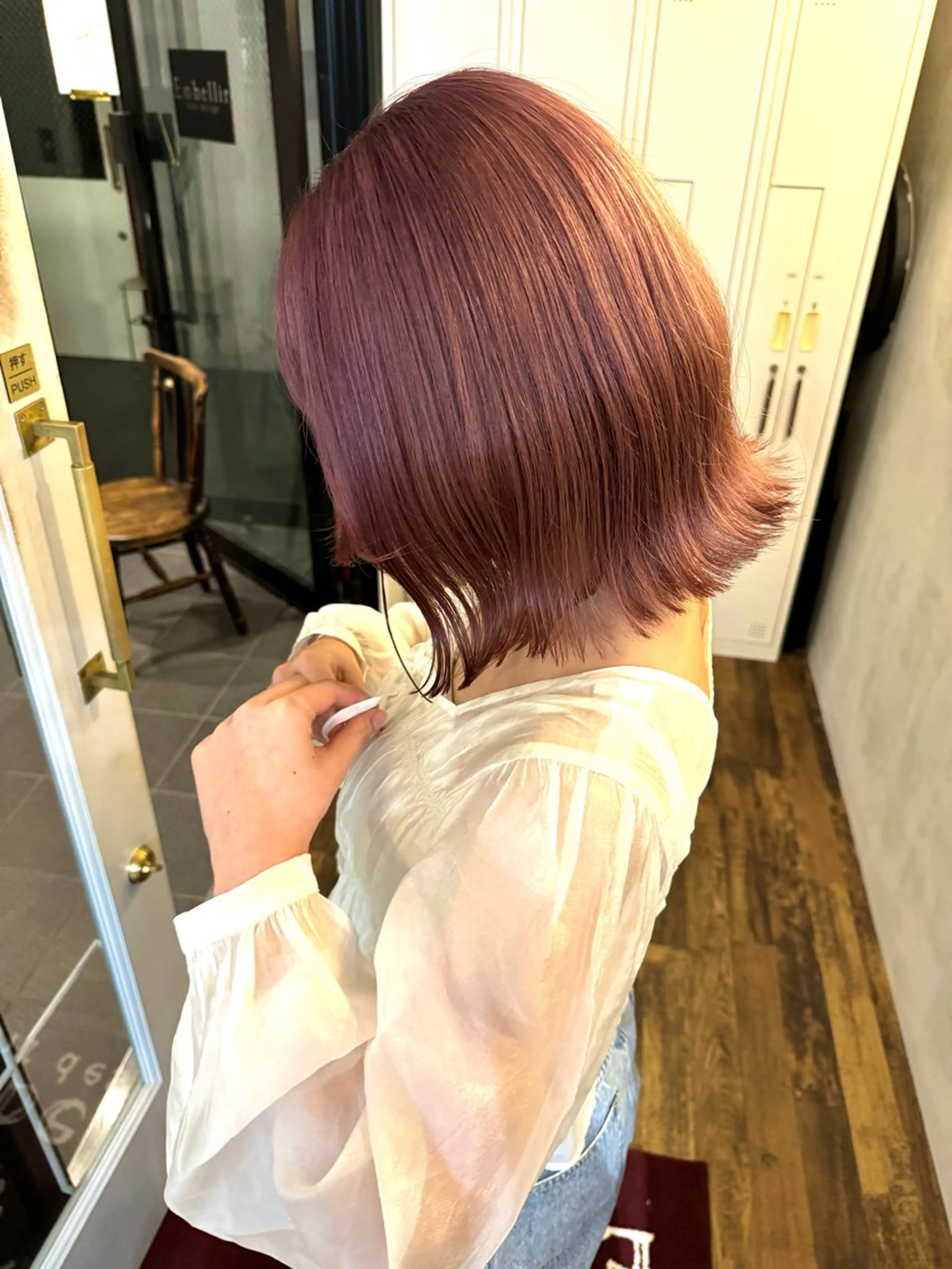 ショート カラー 赤みなしオリーブ ハイトーン×レイヤーのヘアスタイル