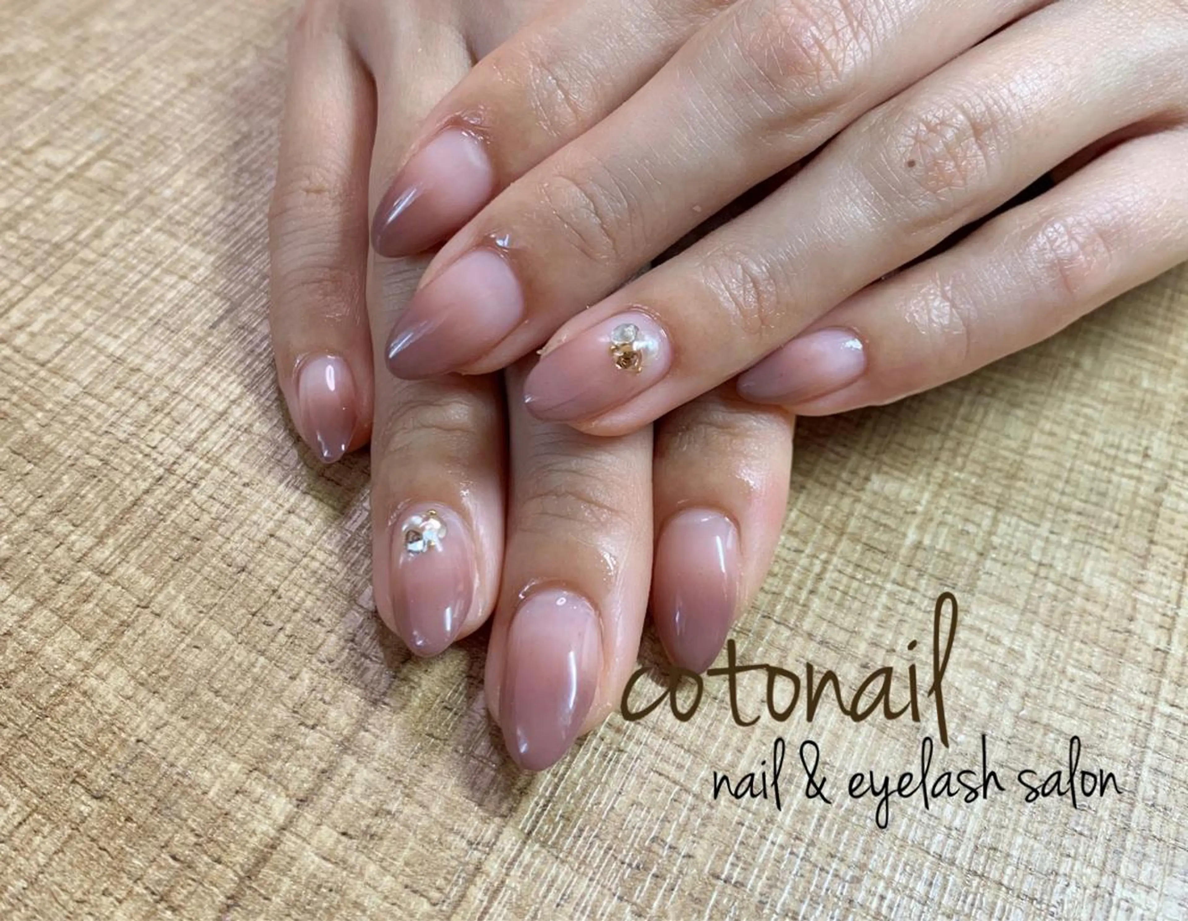 ミディアム ネイル ハンドネイル ツメトマツゲ .のネイルデザイン