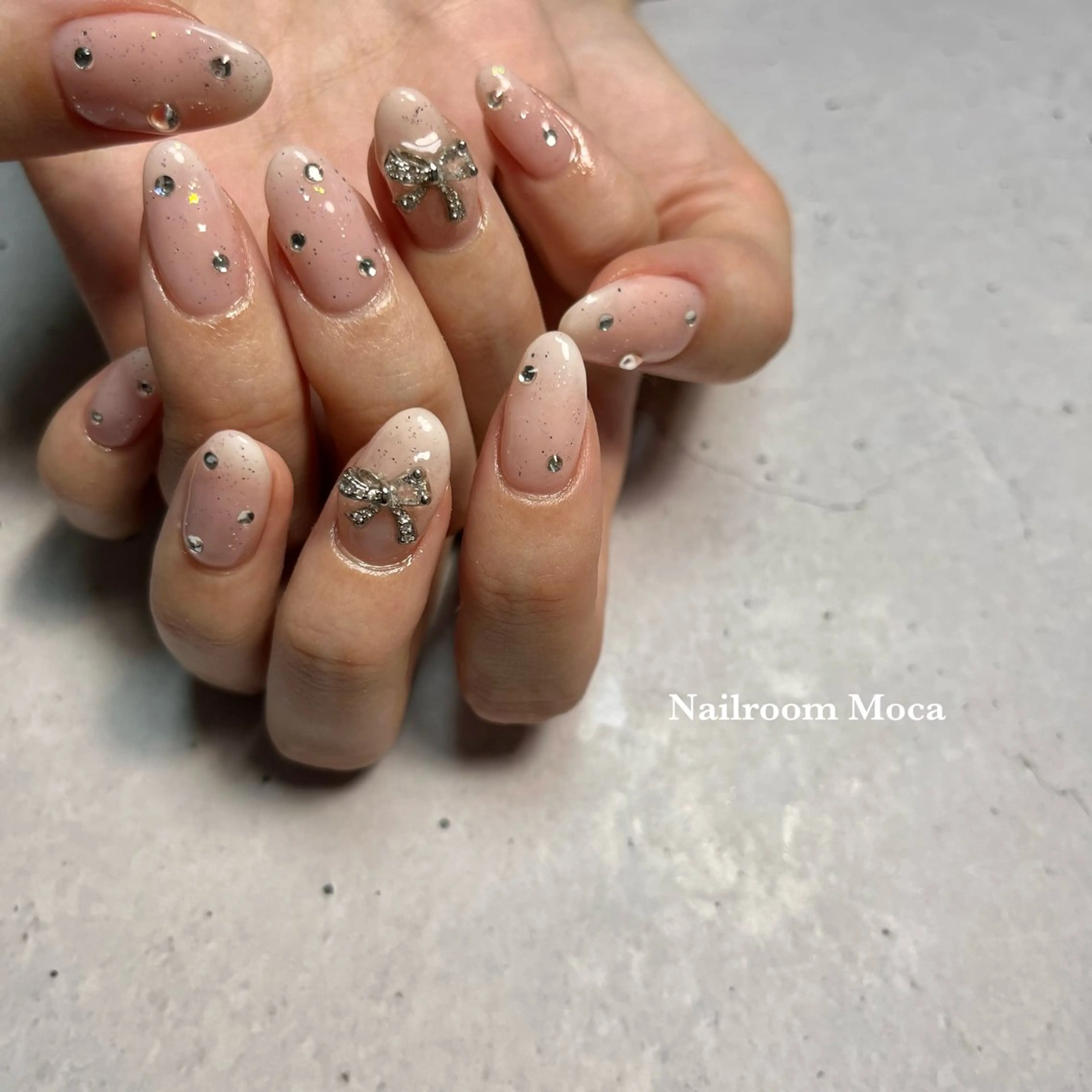 ネイル キラキラネイル リボン ハンドネイル Nailroom Mocaのネイルデザイン
