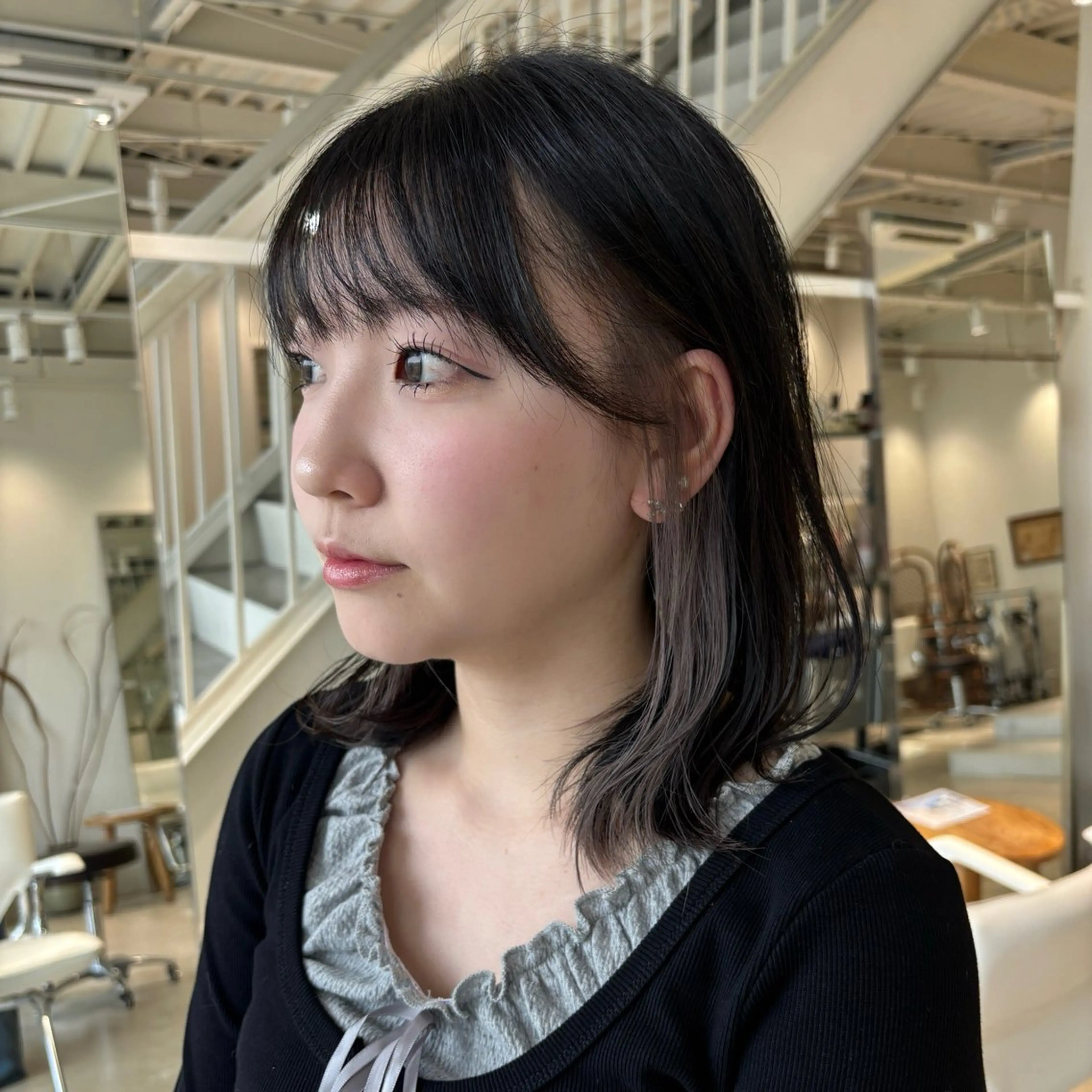 ミディアム カラー イヤリングカラー シルバー illatos サヤナのヘアスタイル