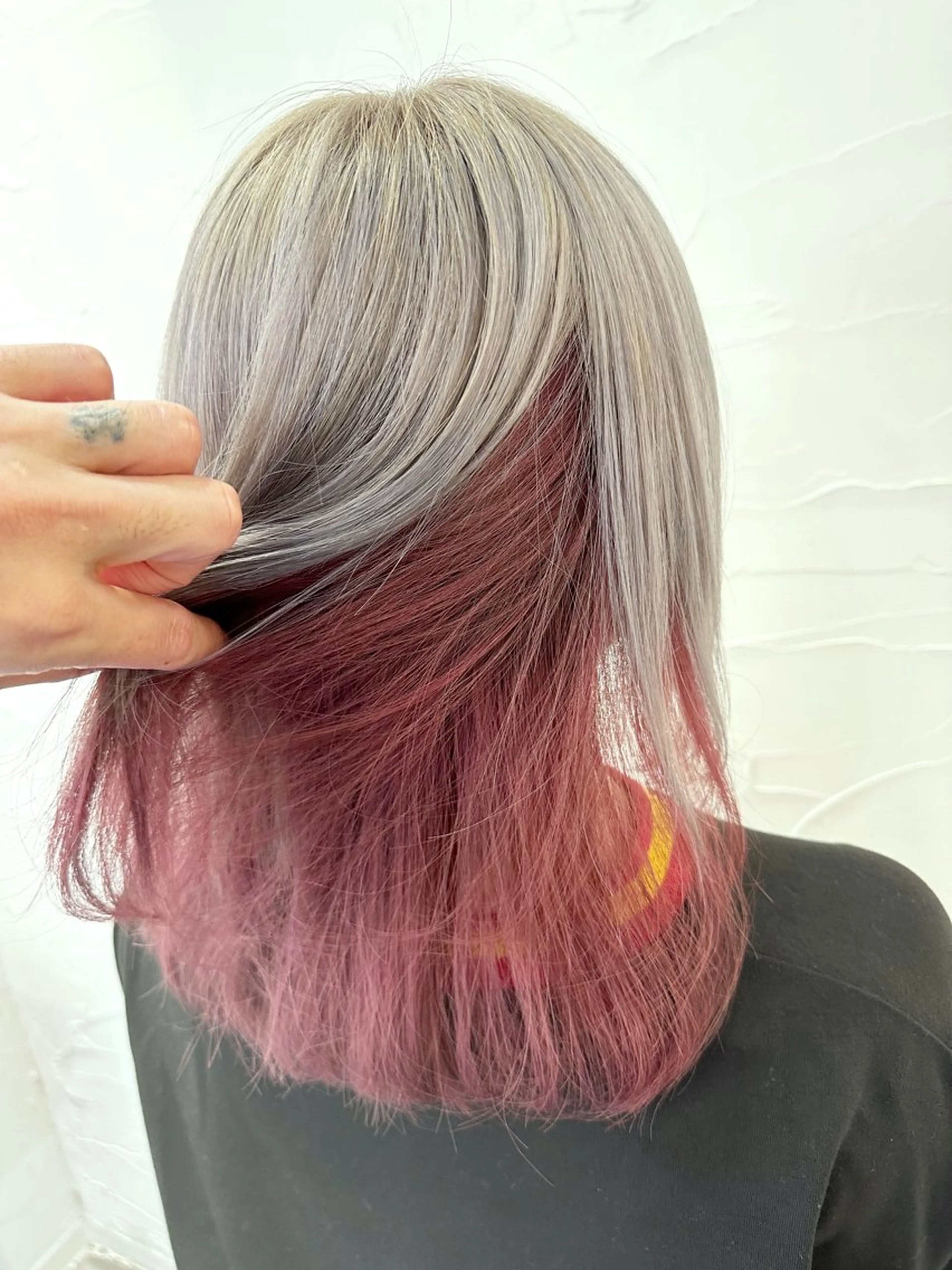セミロング カラー ブリーチ インナーカラー ピンクカラー シルバー 中目黒✂︎店長✂︎ TOMOHIROのヘアスタイル