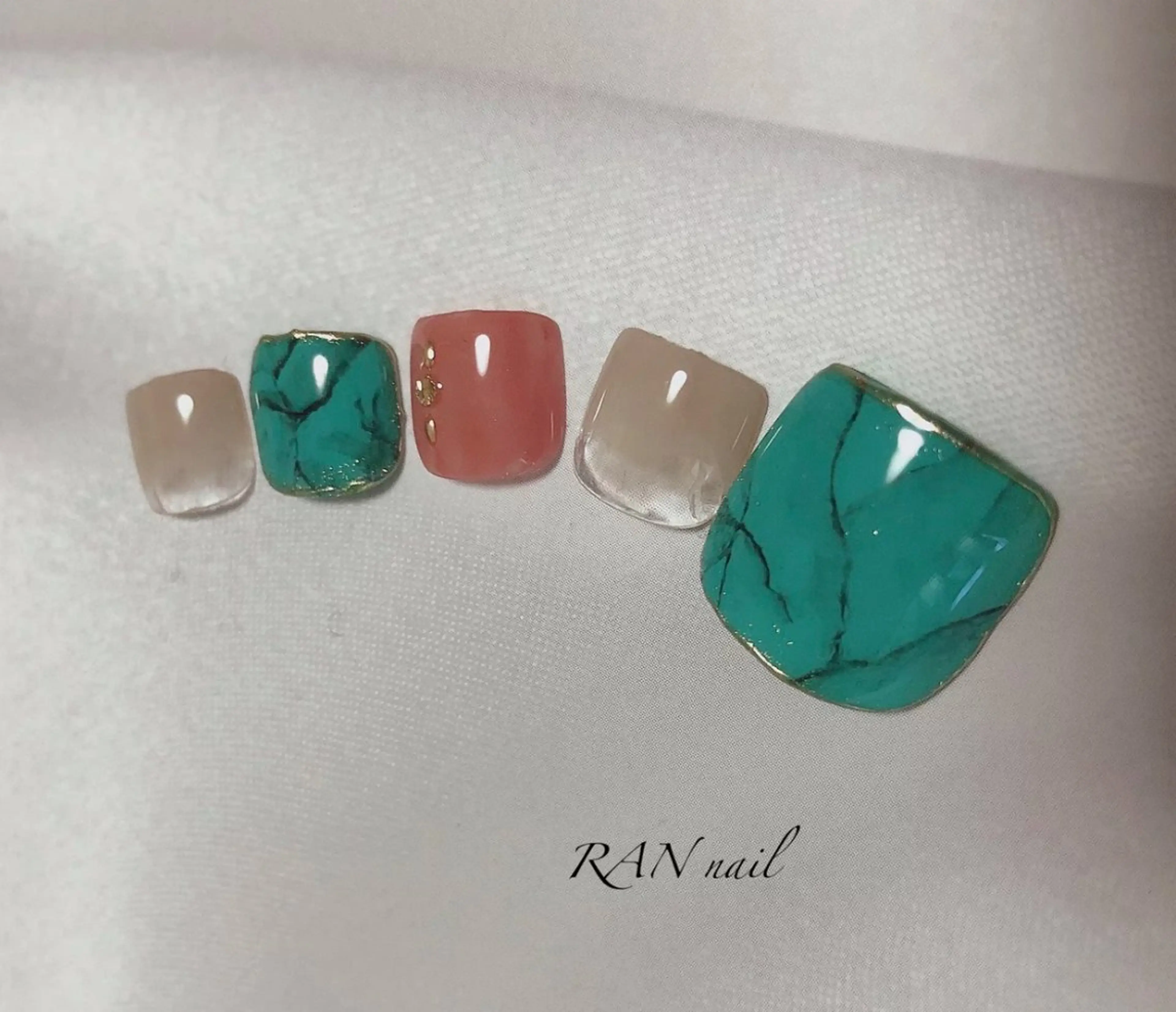 ネイル フットネイル キラキラネイル ニュアンスネイル 夏ネイル RAN nailのネイルデザイン
