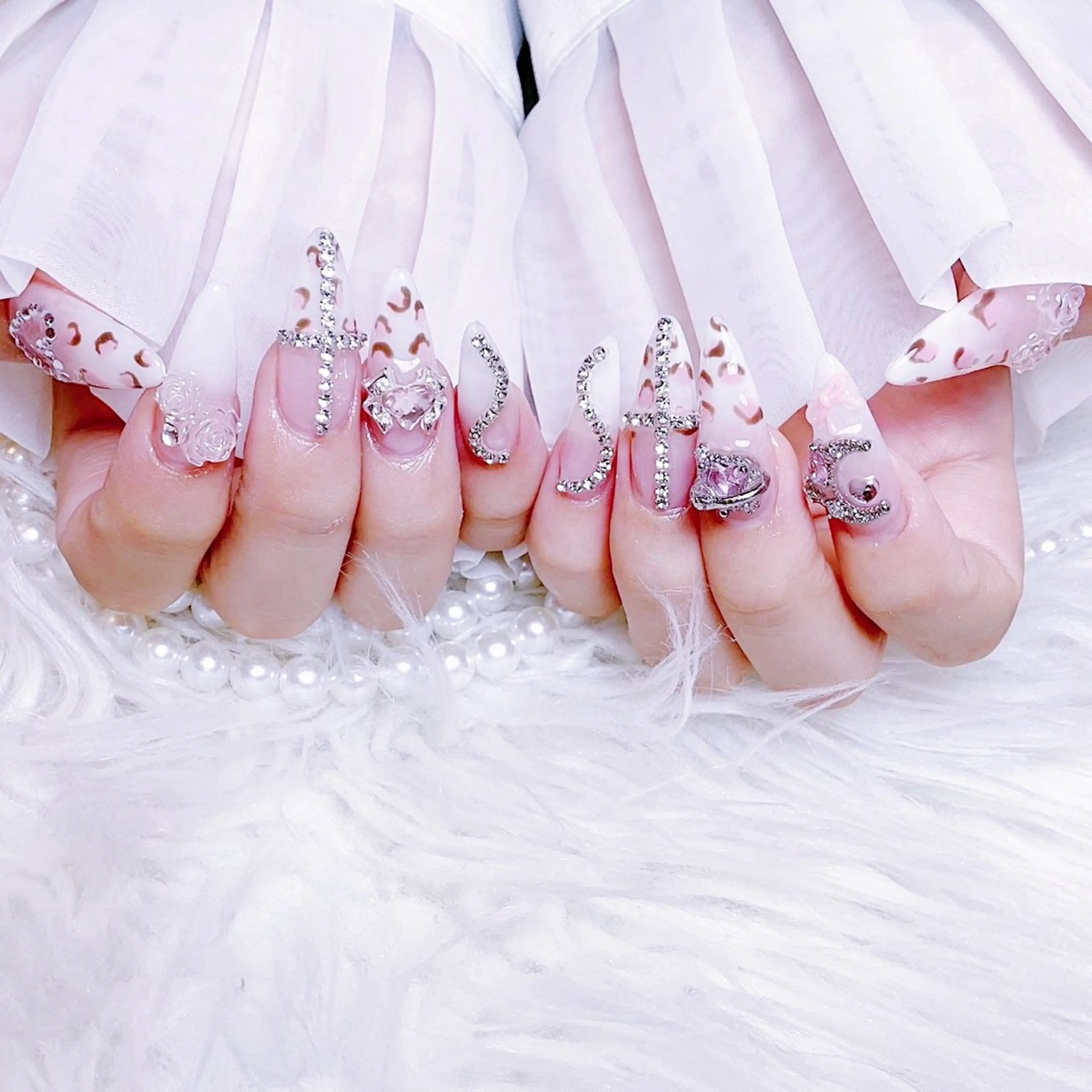 ネイル チークネイル 長さ出し フラワーネイル フレンチネイル ガーリー ハンドネイル NEW NAIL 池袋のネイルデザイン