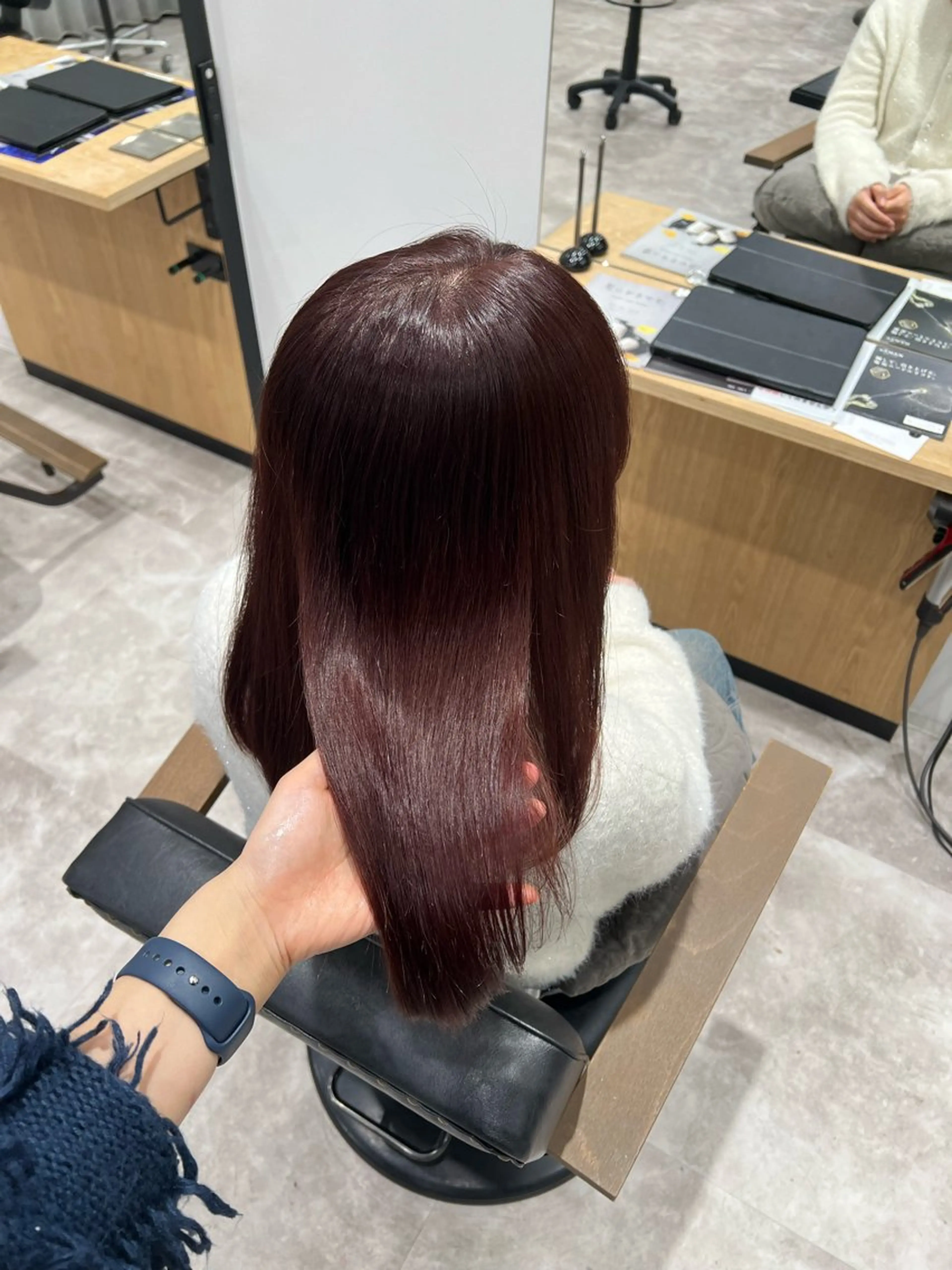 セミロング カラー カシス レッドカラー 黒阪 なみのヘアスタイル