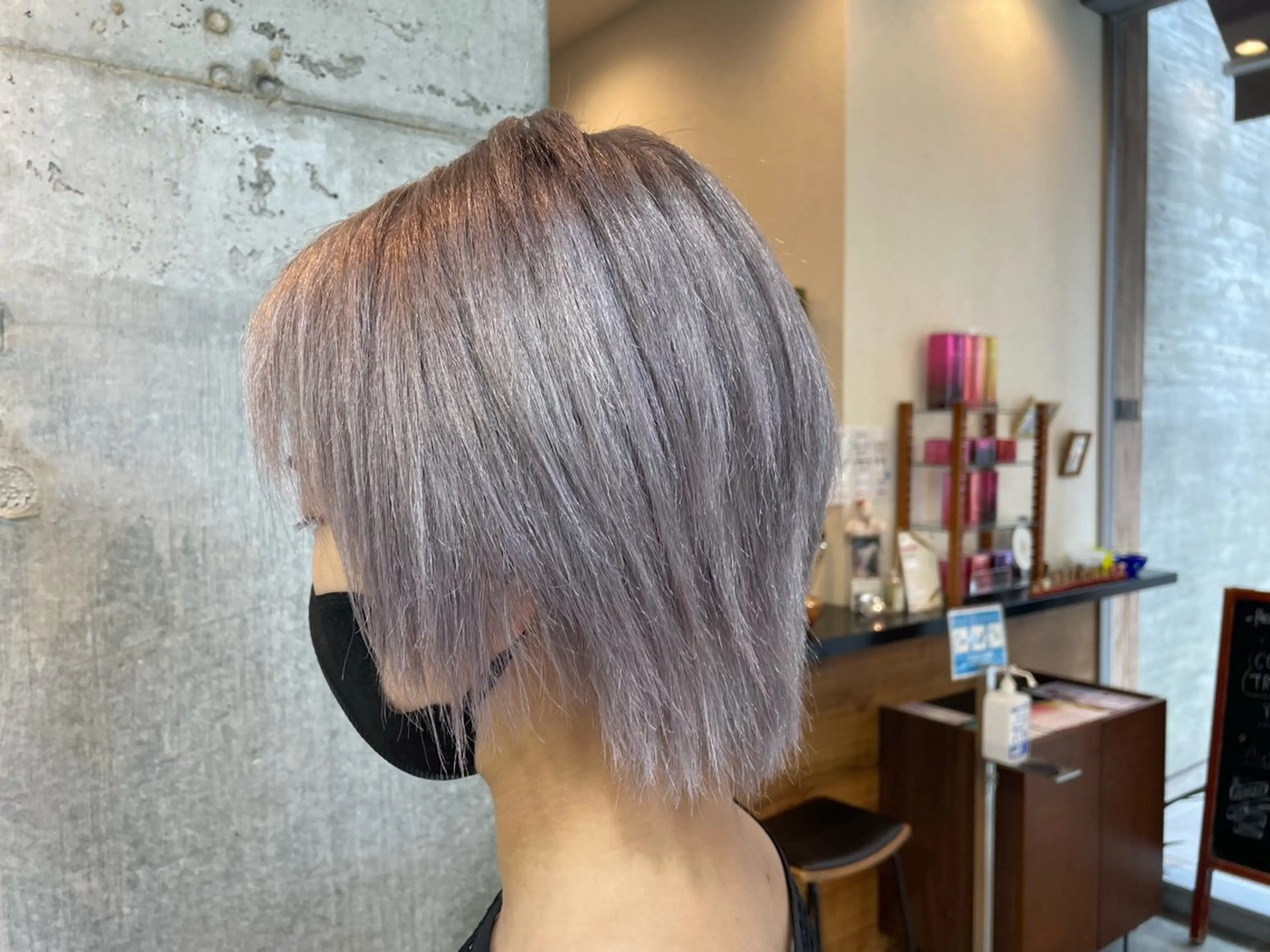 ショート カラー 塩崎 明菜のヘアスタイル