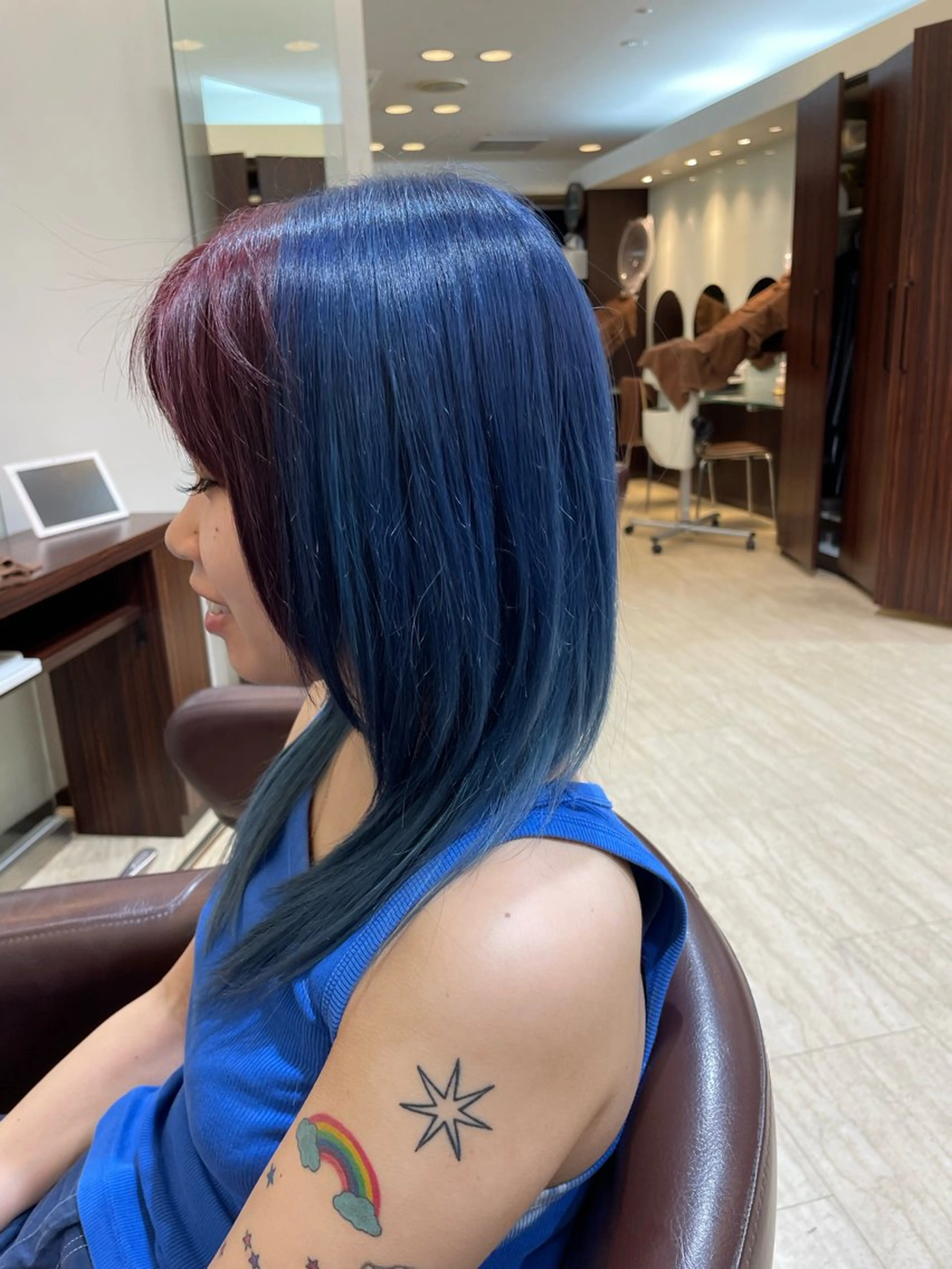 セミロング カラー ブルーカラー デザインカラー レッドカラー TAYA 玲央のヘアスタイル
