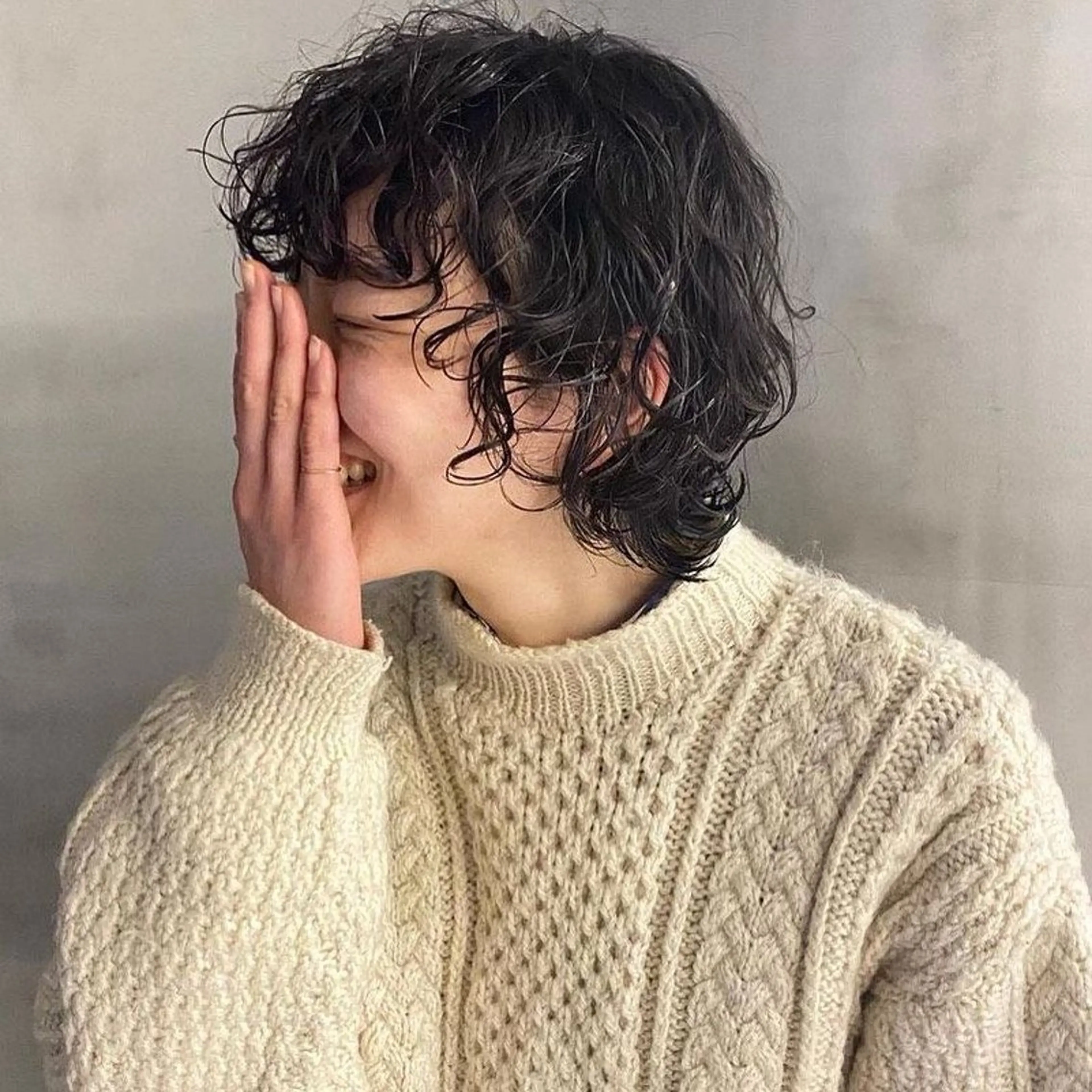 ショート パーマ 曲がる縮毛矯正 センターパートのヘアスタイル