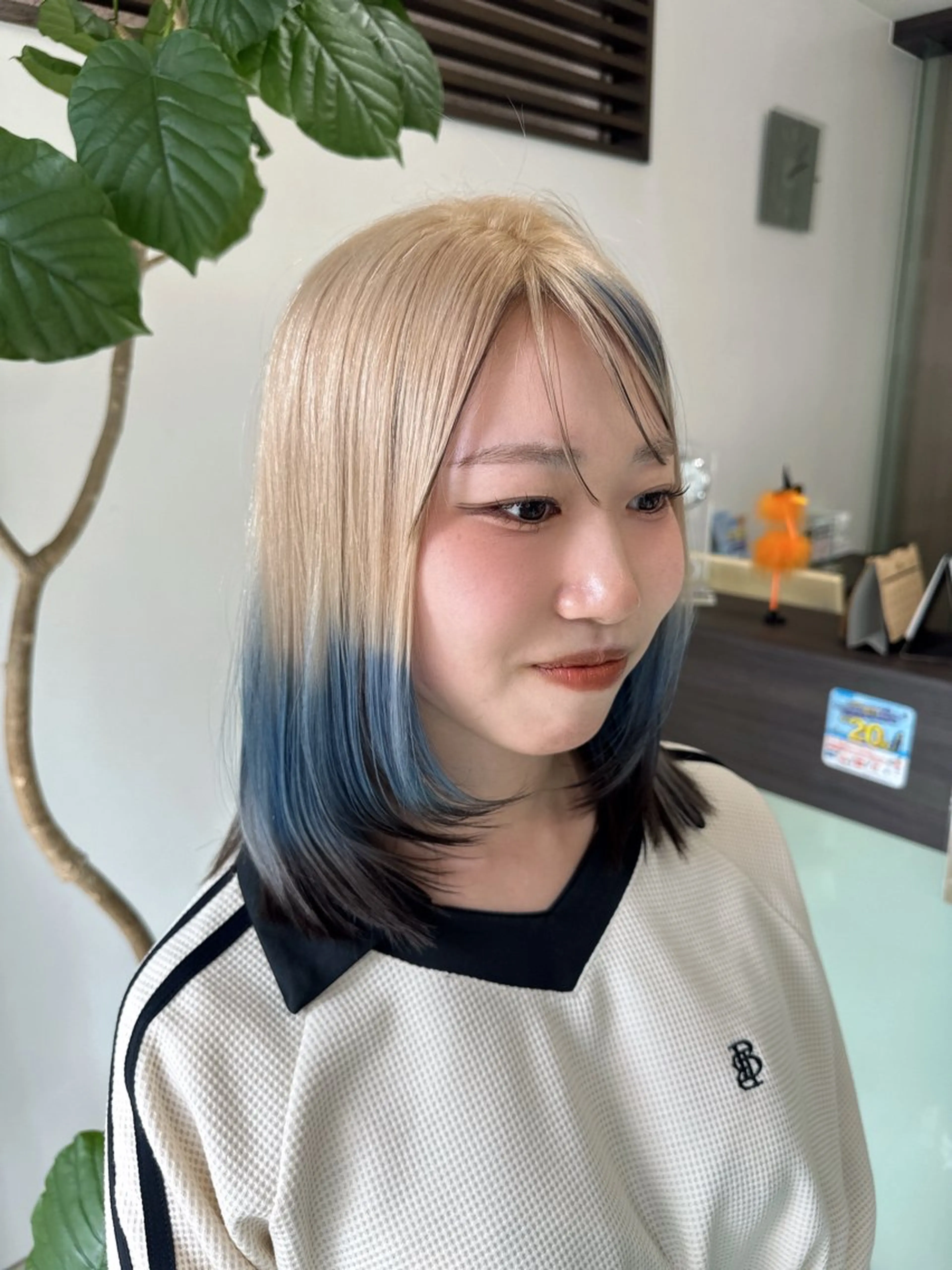 ミディアム レイヤー 艶々カラーのヘアスタイル