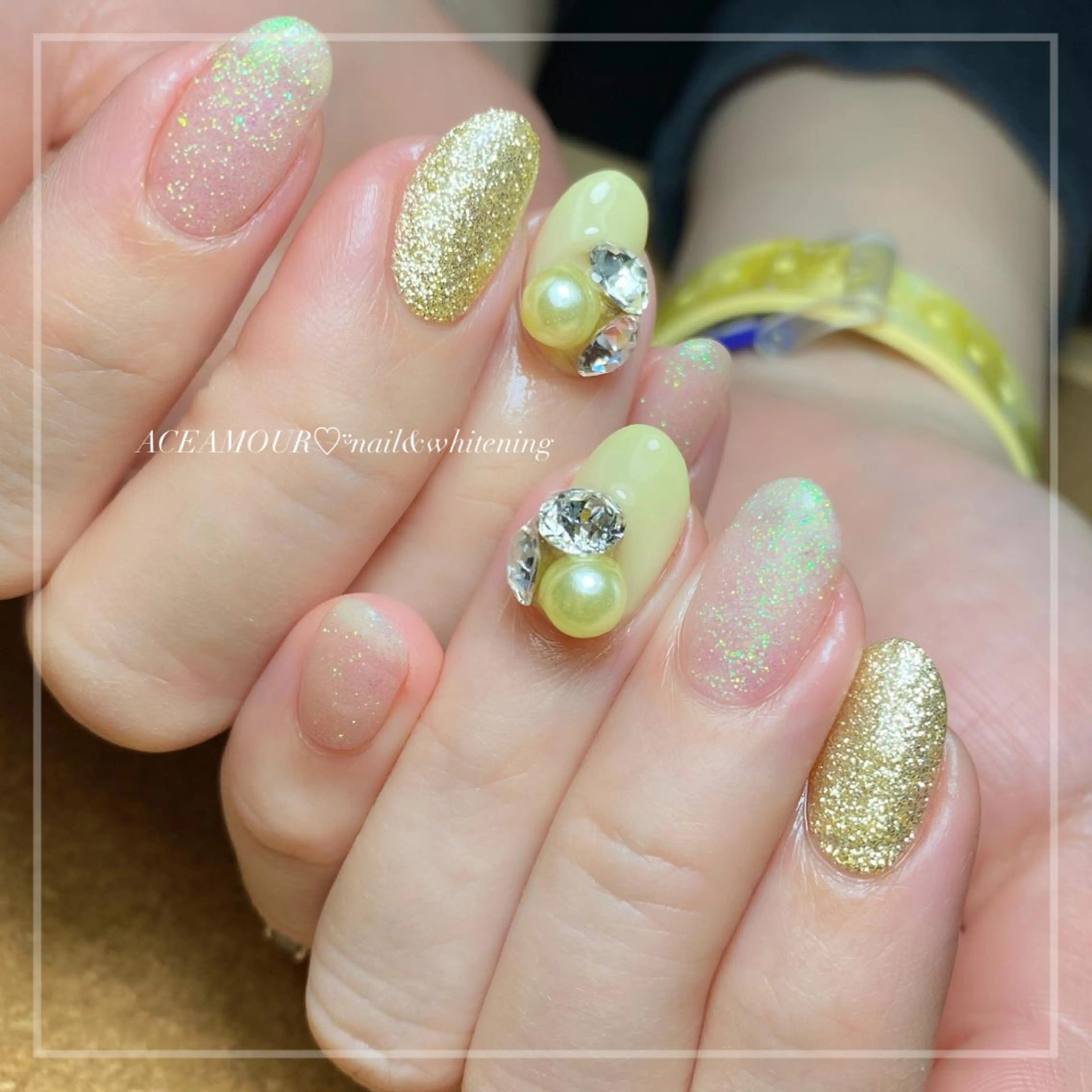 ネイル キラキラネイル 黄色 ネイル/耳つぼ /新ホワイトニングのネイルデザイン