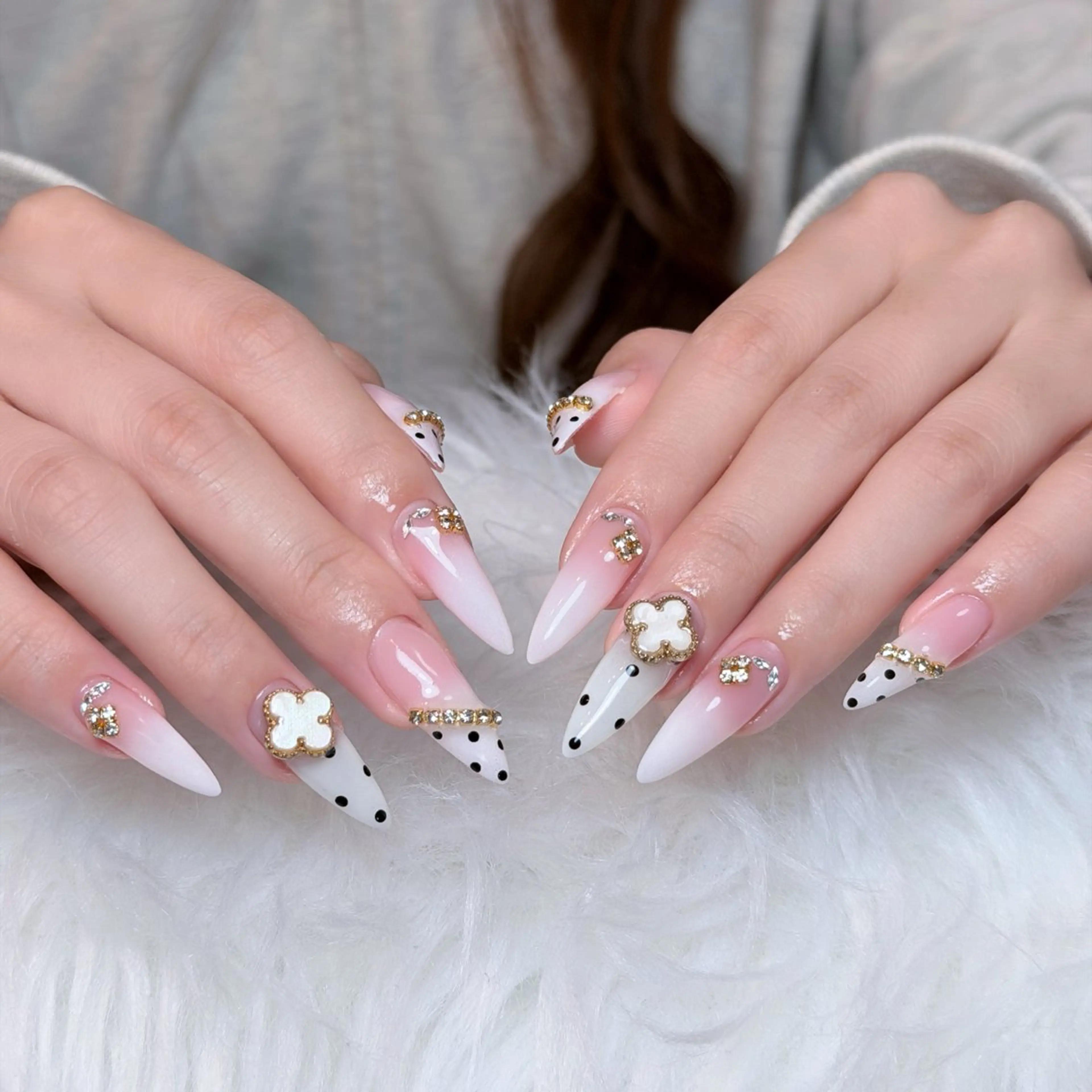 ネイル チークネイル ドット フレンチネイル グラデーション ハート ハンドネイル Julli NailStudioのネイルデザイン