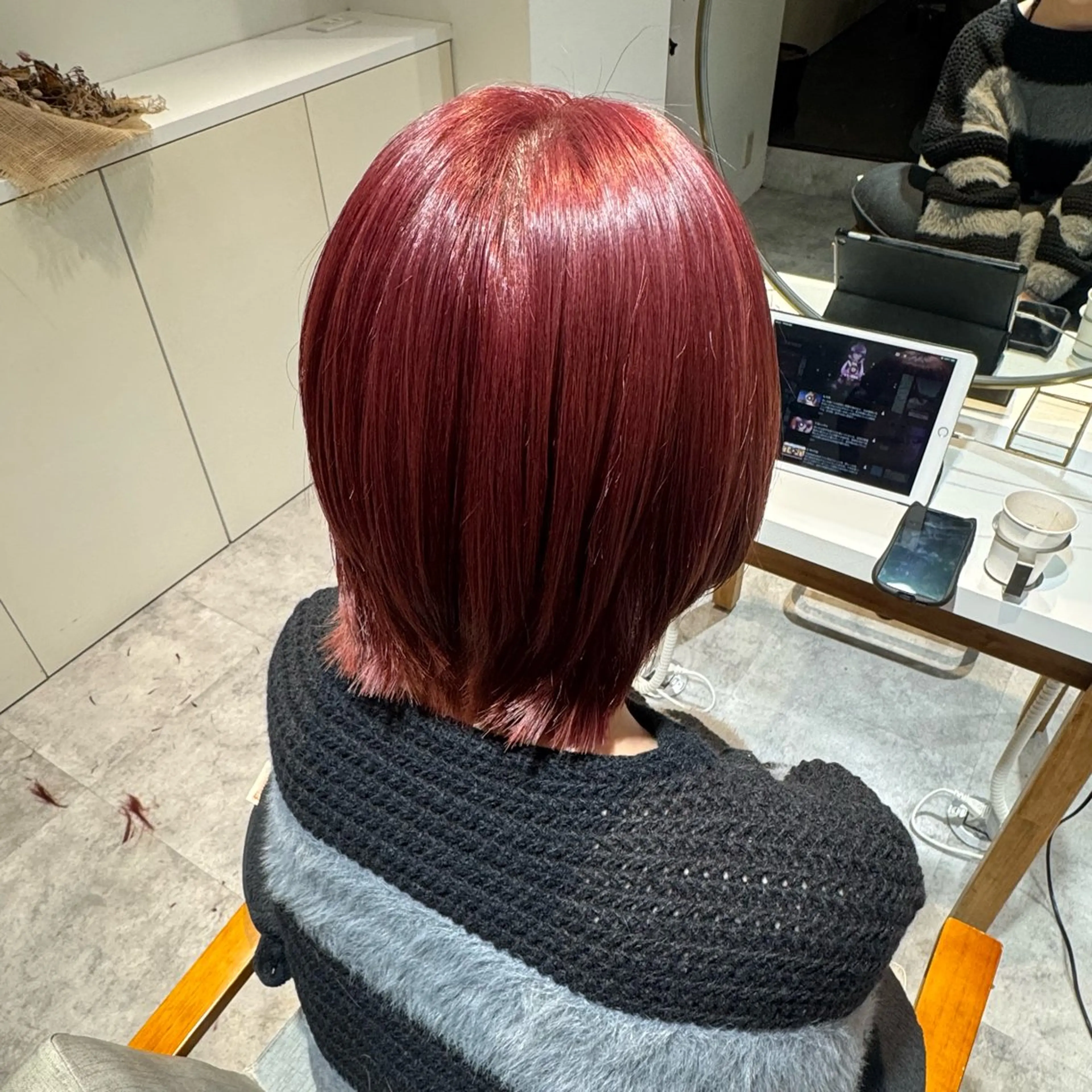 ショート カラー カシス ピンクカラー カット ヘアカラー トリートメント 小泉 真緒のヘアスタイル