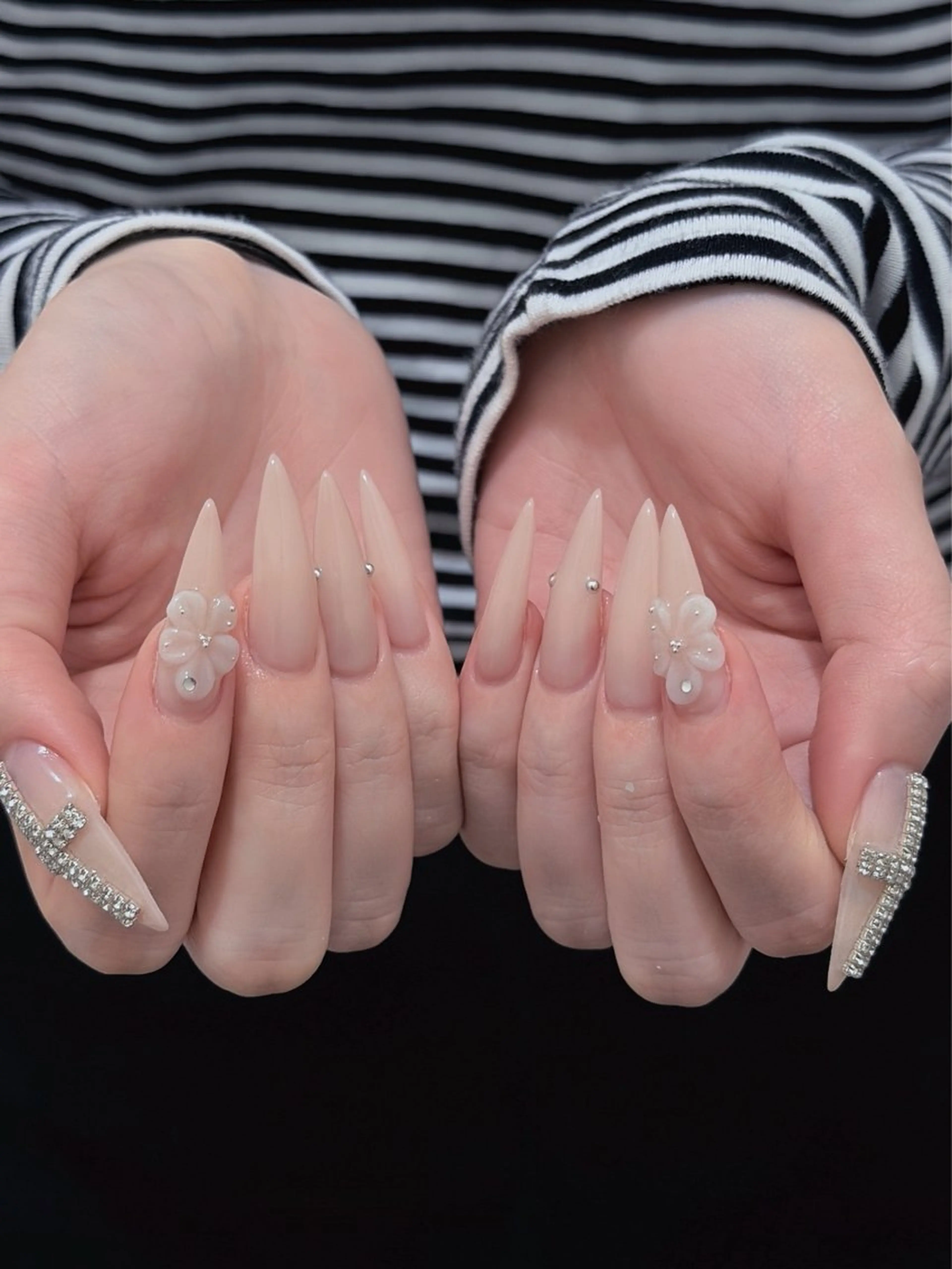 ネイル チークネイル ドット フレンチネイル グラデーション ハート ハンドネイル ハンドケア Eli Nails 新宿のネイルデザイン