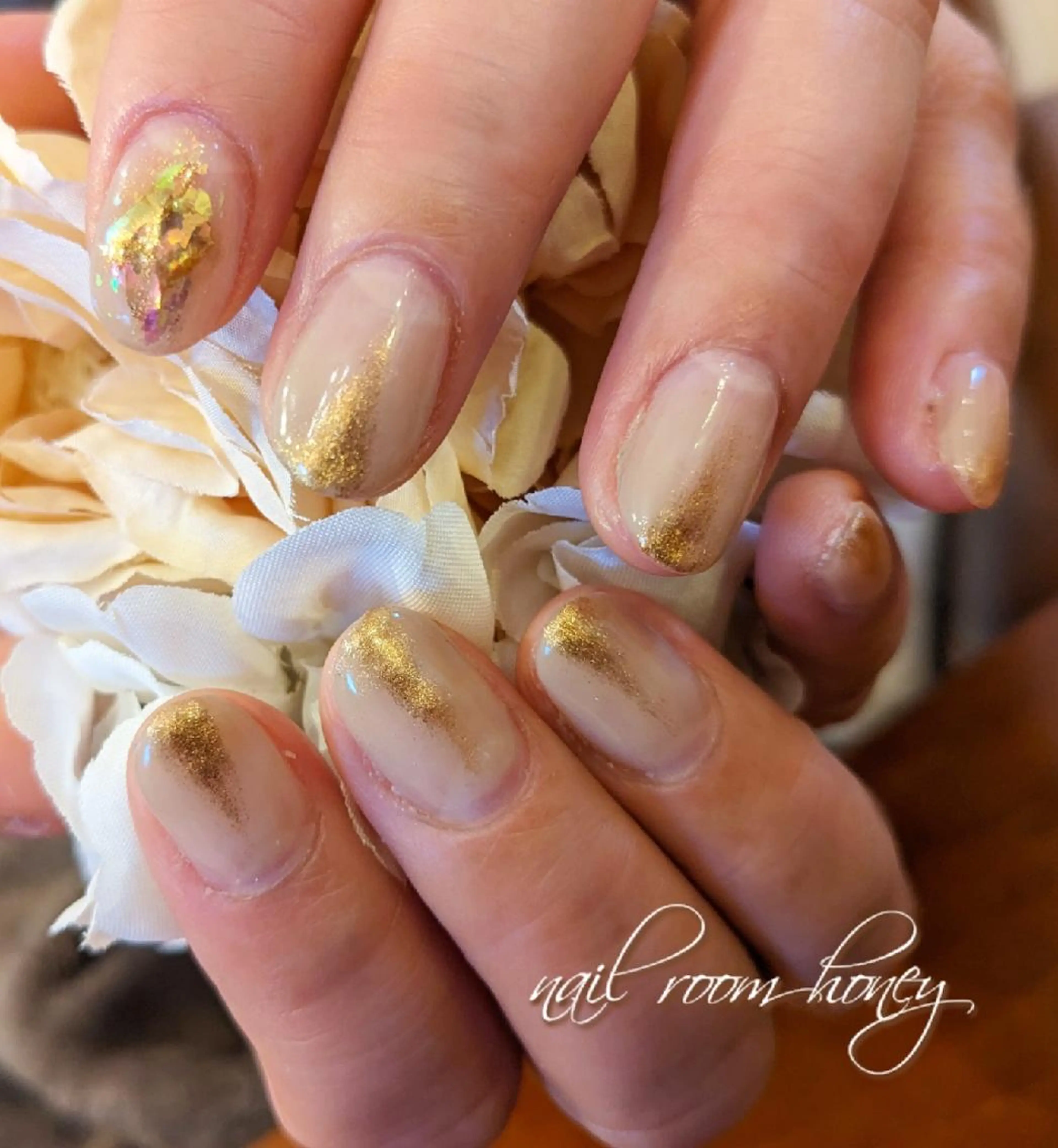 ネイル ゴールド グラデーション ミラーネイル nail room  honeyのネイルデザイン