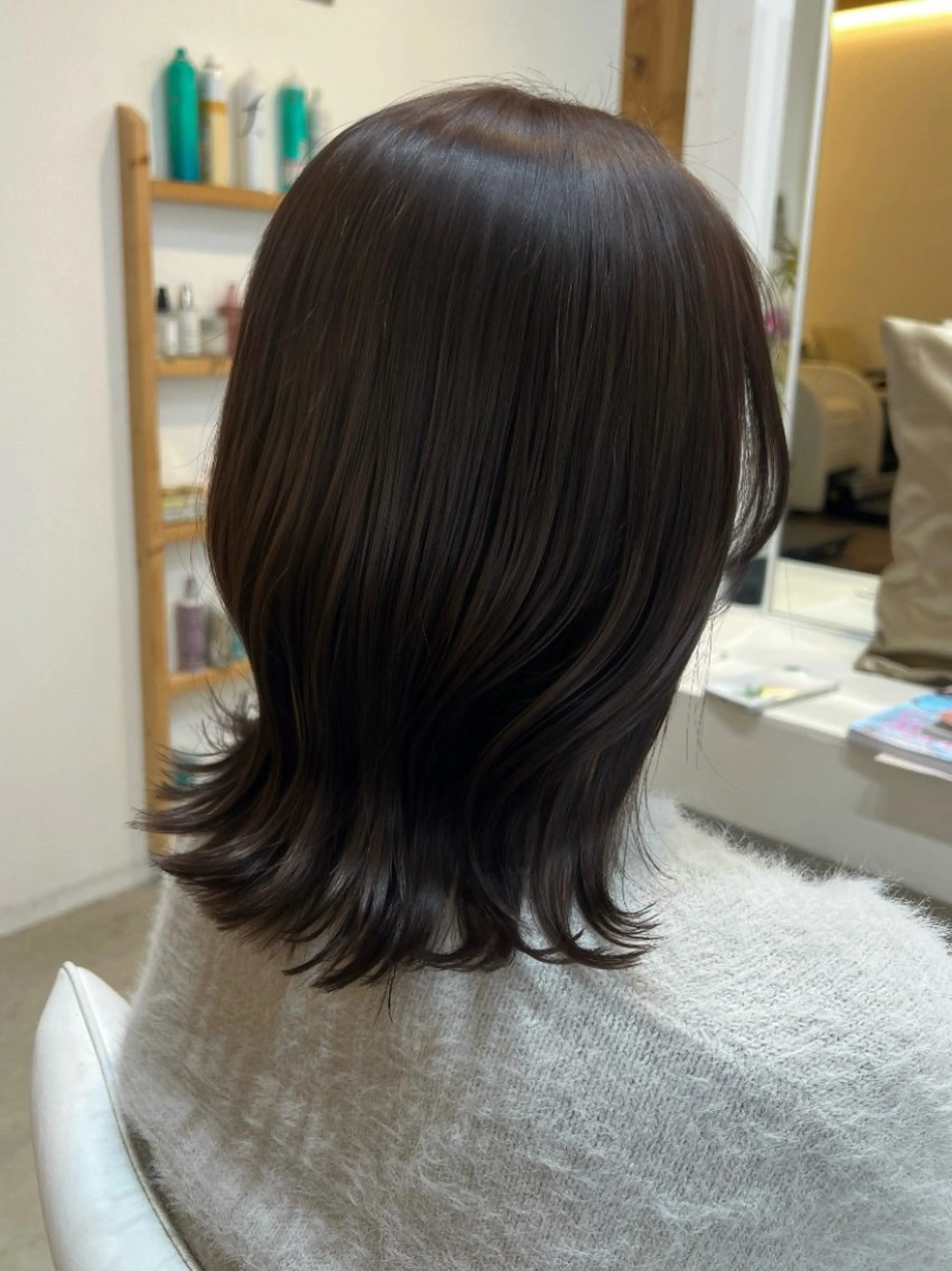 ミディアム くびれヘア レイヤーカット 外ハネヘア カット ヘアカラー un ジュリアのヘアスタイル