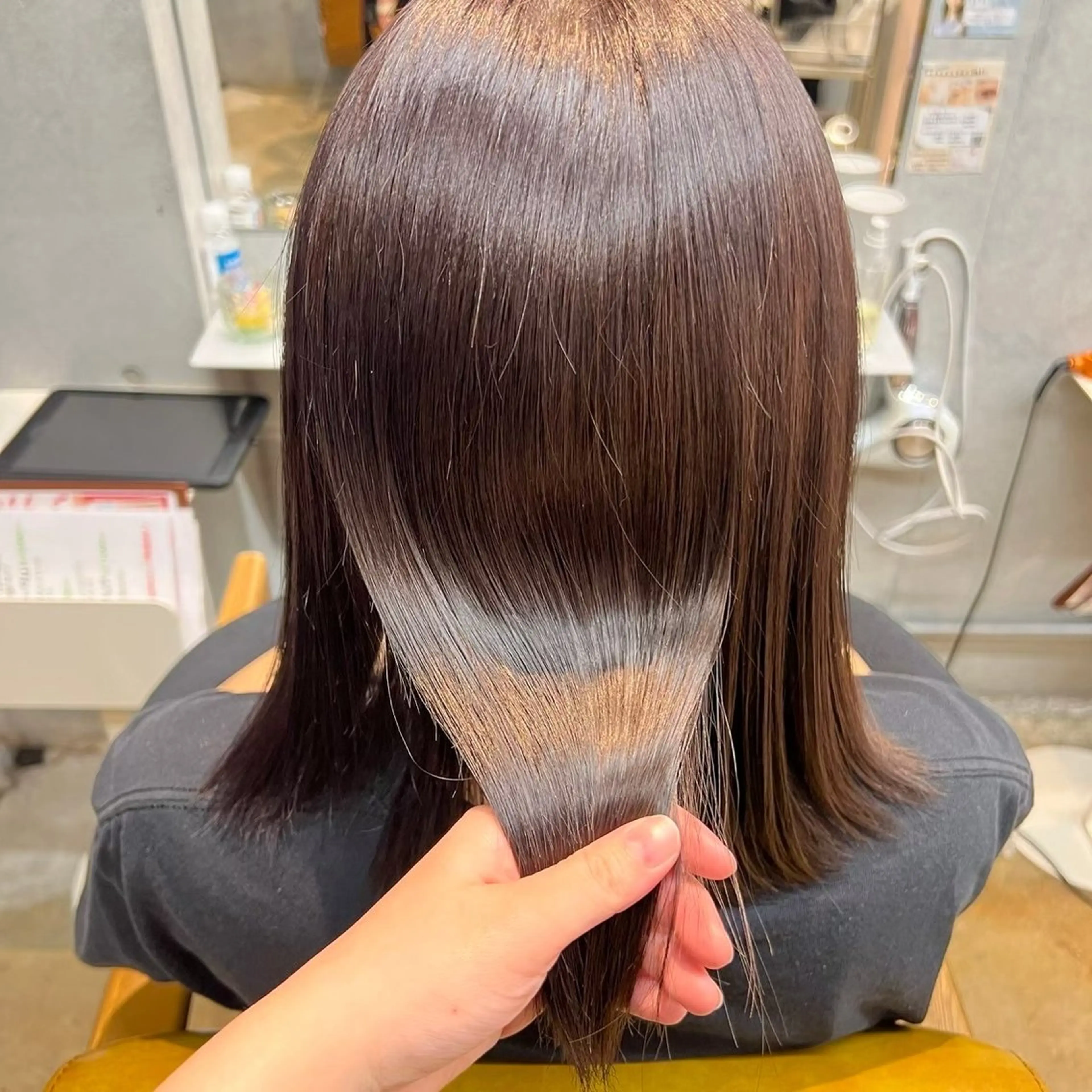 セミロング カラー ヒナ/レイヤーカット 艶感ワンカラーのヘアスタイル