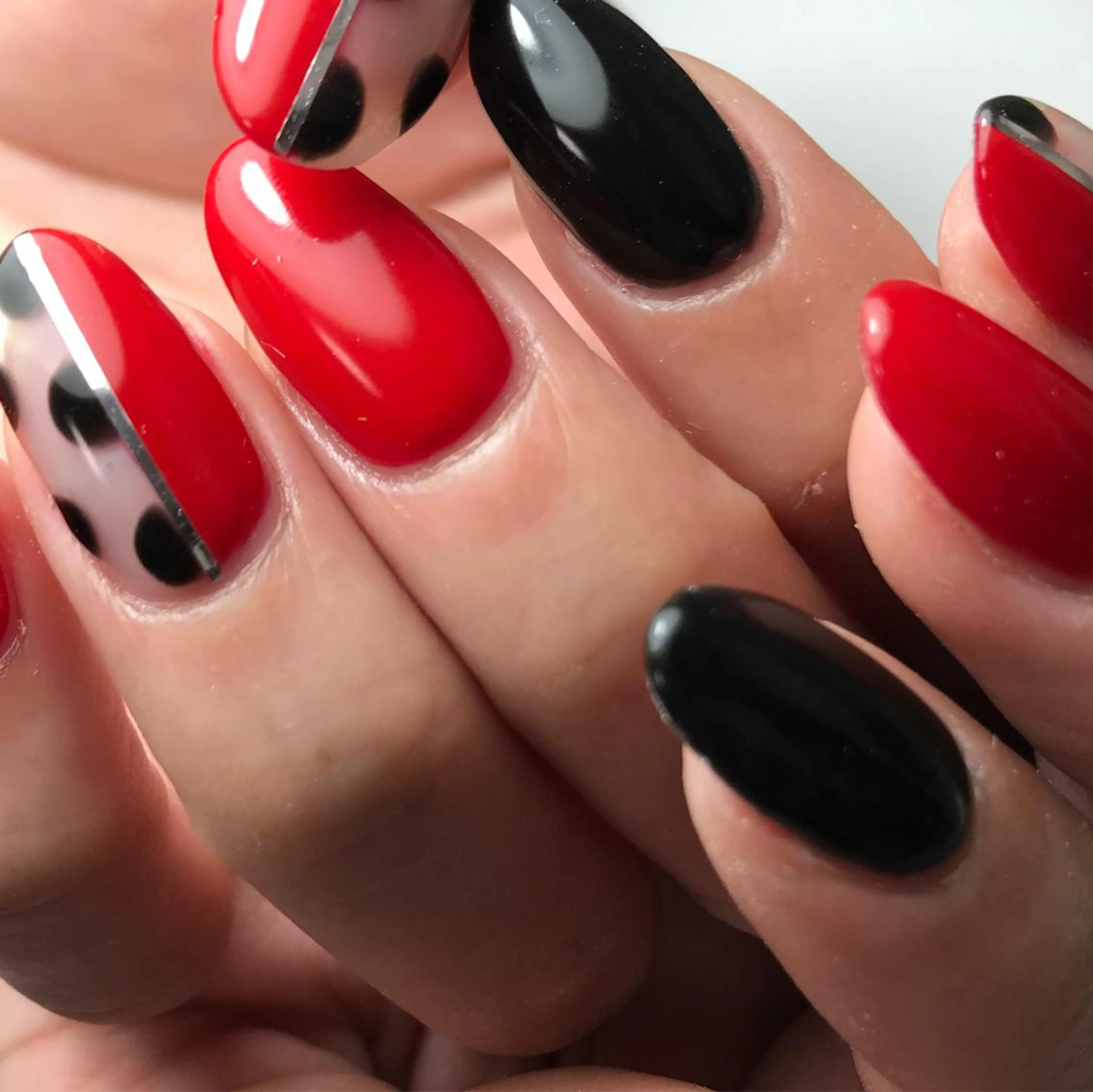 ネイル ドット 赤色 disini所属・Disini nailのネイルデザイン