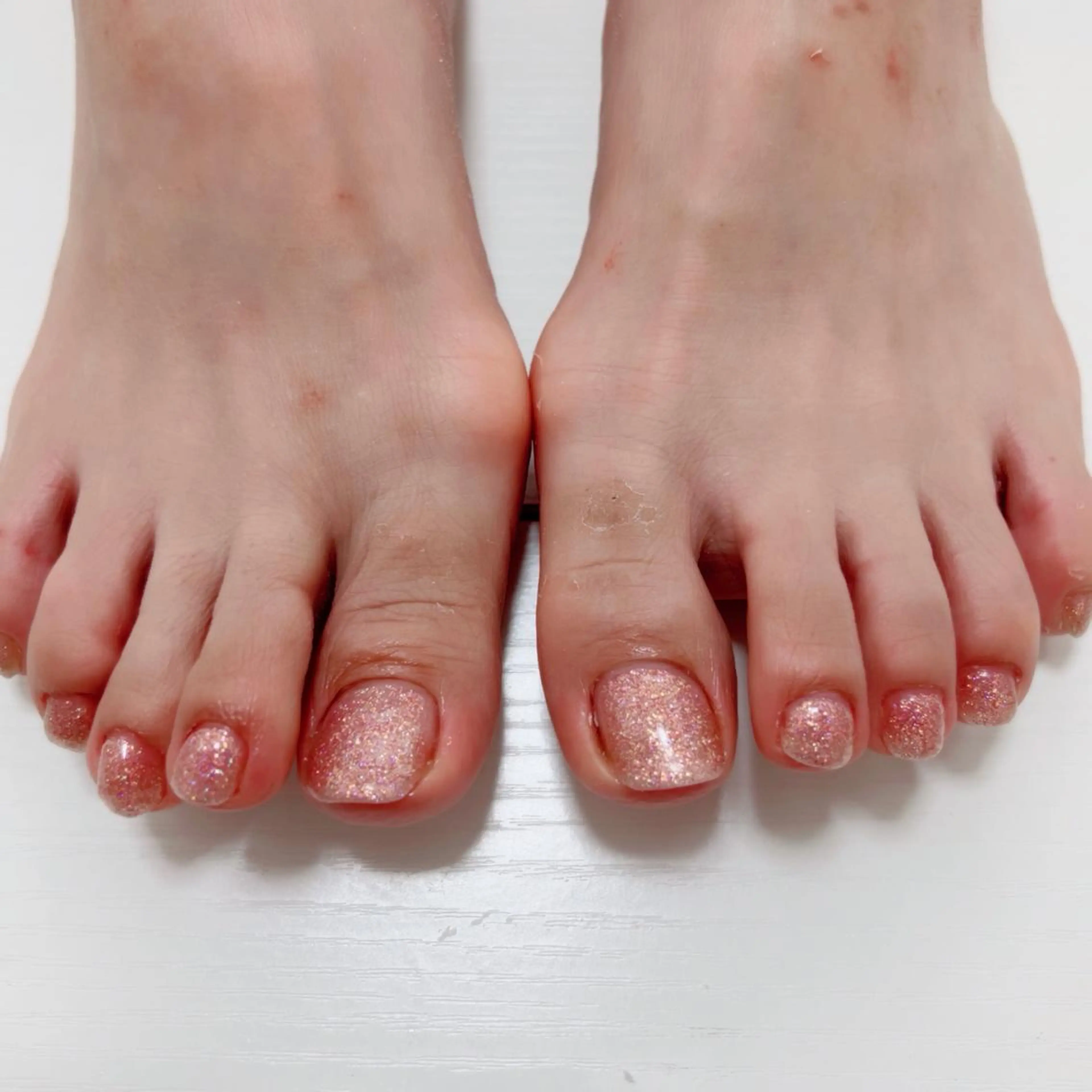 ネイル ラメ(グリッター) ピンク フットネイル mogunail &blowのネイルデザイン
