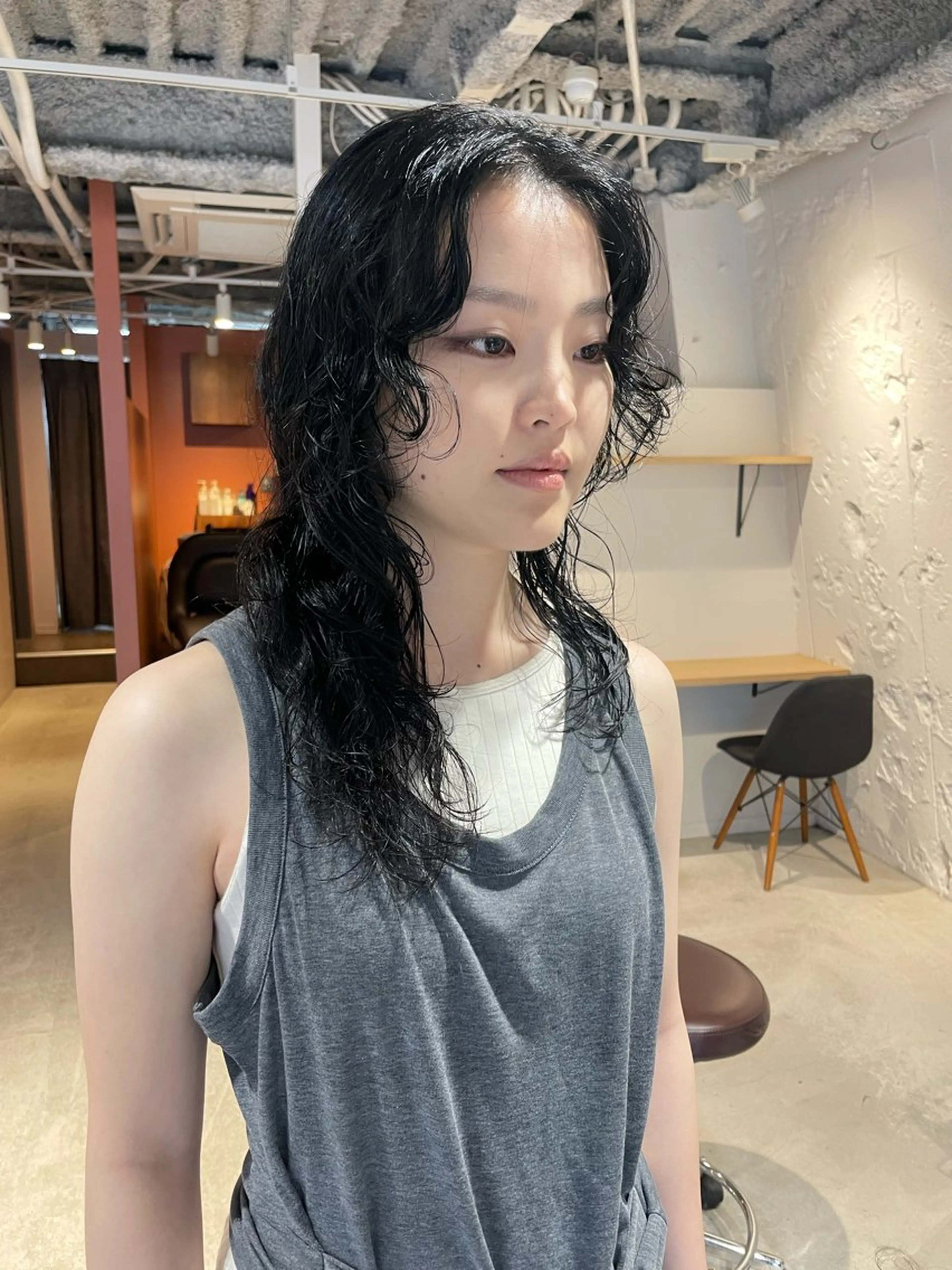 ミディアム カラー パーマ ミディアムパーマ 伸ばしかけ ウルフカット レイヤー×初 パーマ|hinakoのヘアスタイル