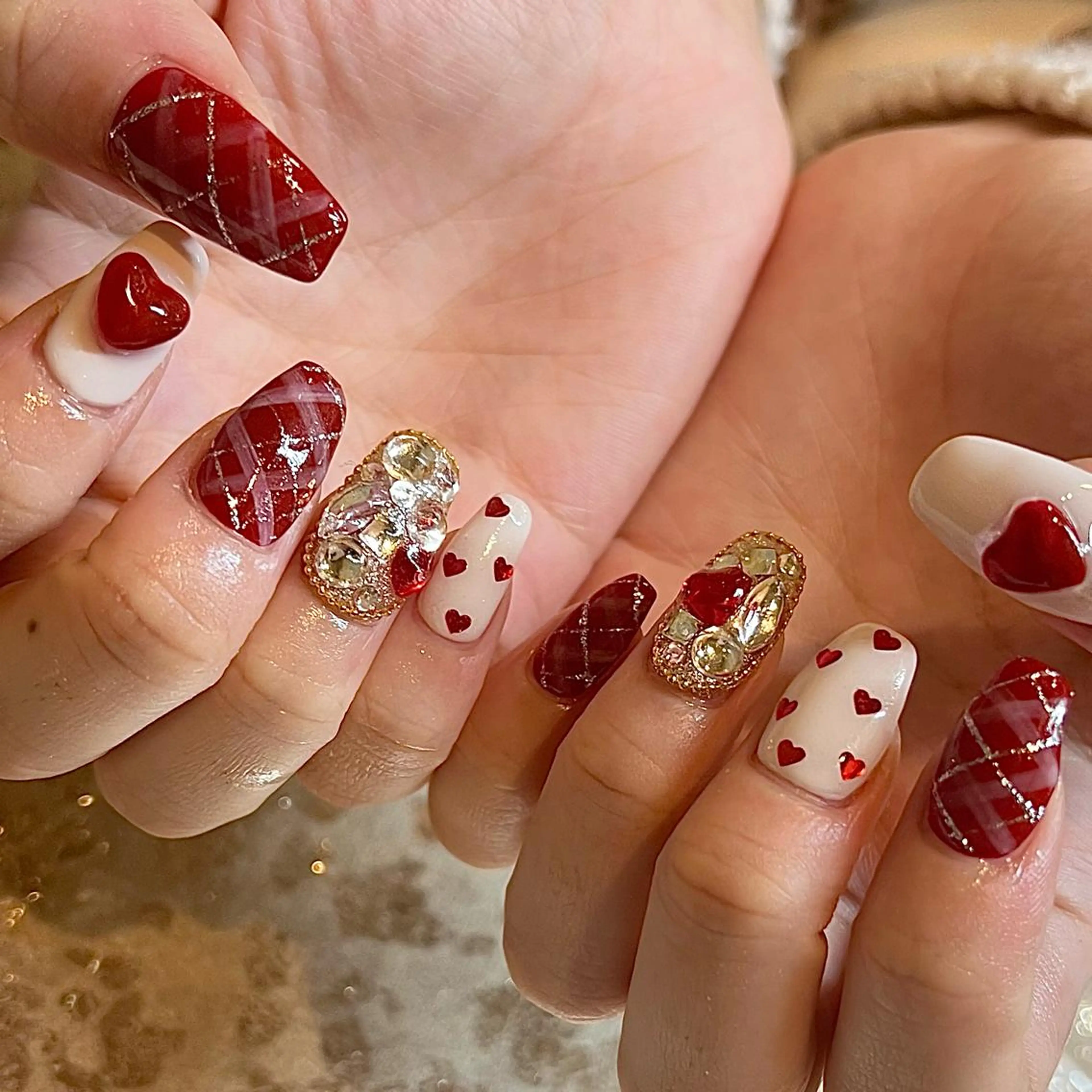 ミディアム ネイル ハート ハンドネイル H🌺 NAILのネイルデザイン
