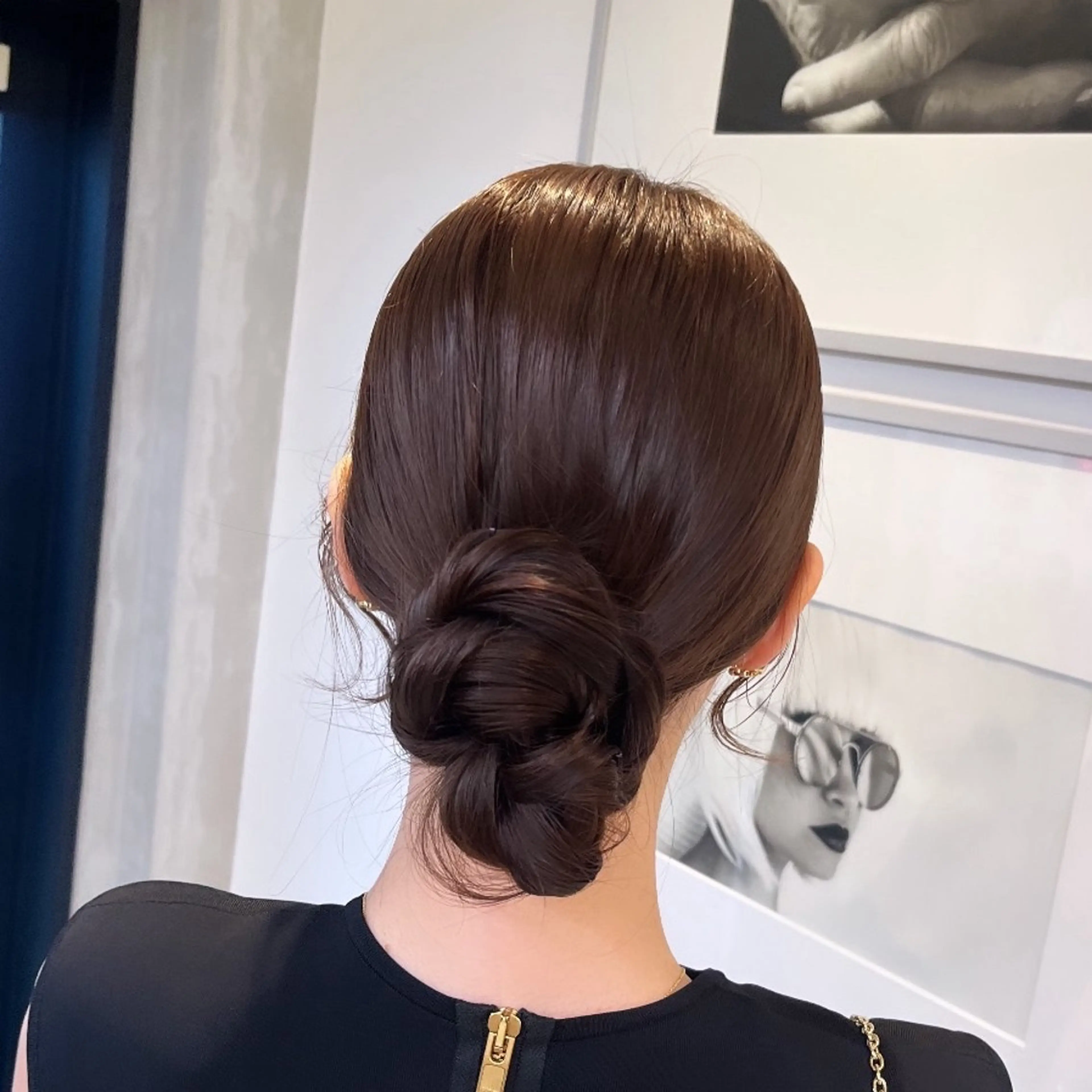 セミロング ヘアアレンジ お団子ヘア 結婚式・ブライダル ヘアカラー ヘアセット カジュアルを女っぽく 𝗮𝘆𝗮𝗰𝗼のヘアスタイル