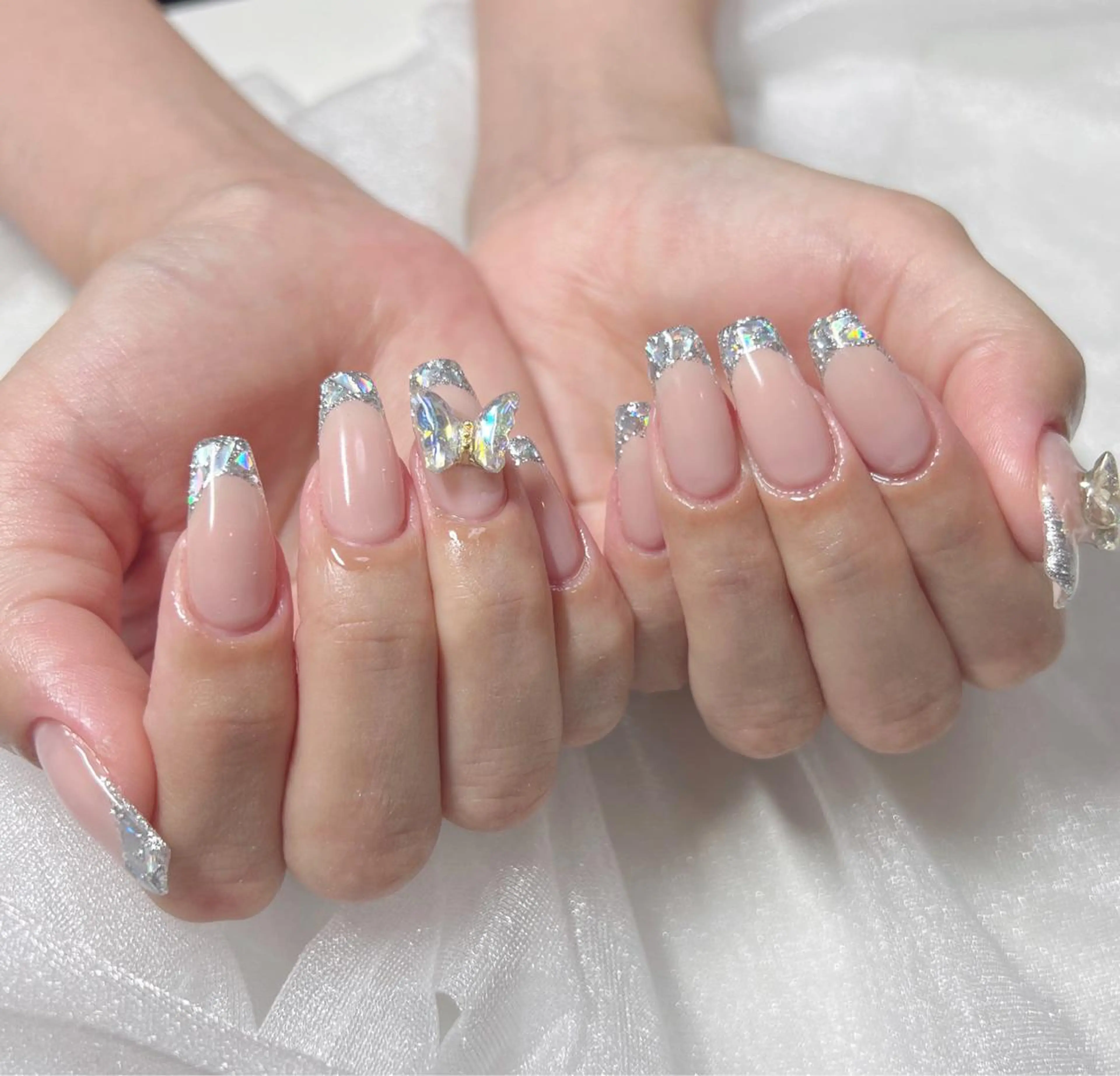 ネイル フレンチネイル ガラスフレンチ ハンドネイル ハンドケア ちゅるんネイル🪄 耳ツボジュエリー🔗のネイルデザイン