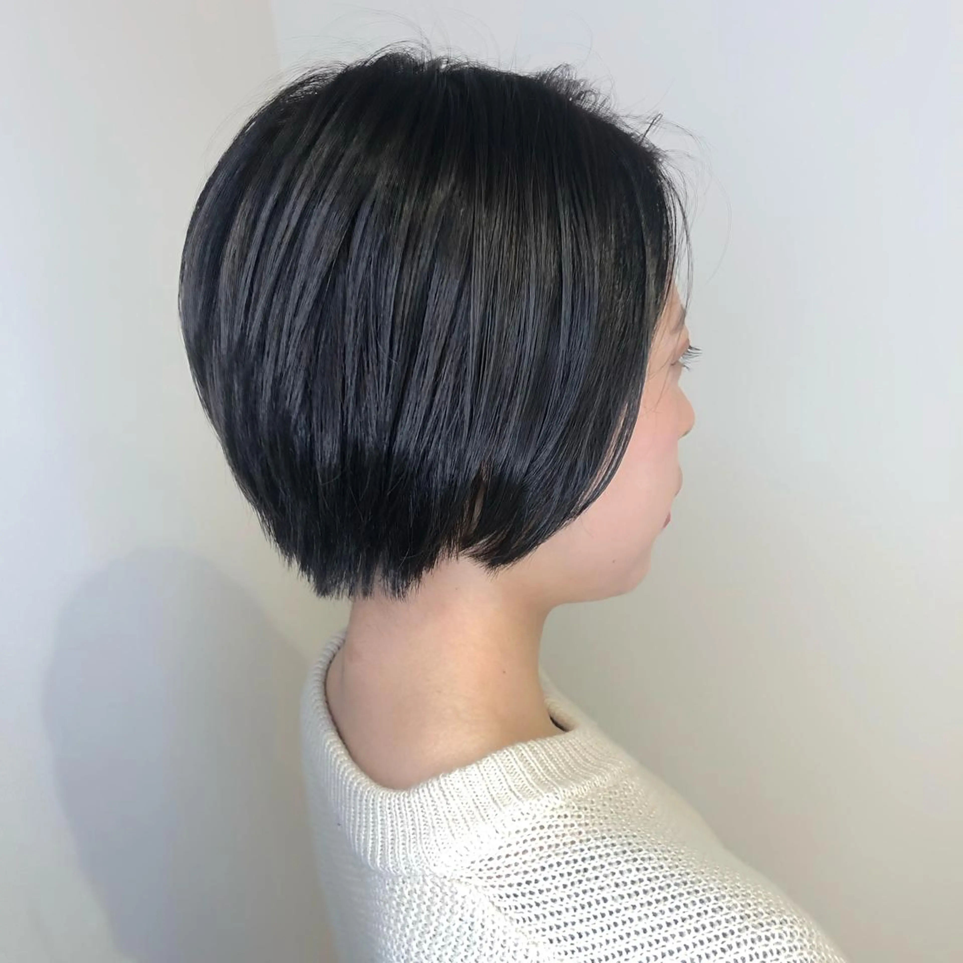 ショート カラー ウルフカット／吉村 桃子のヘアスタイル