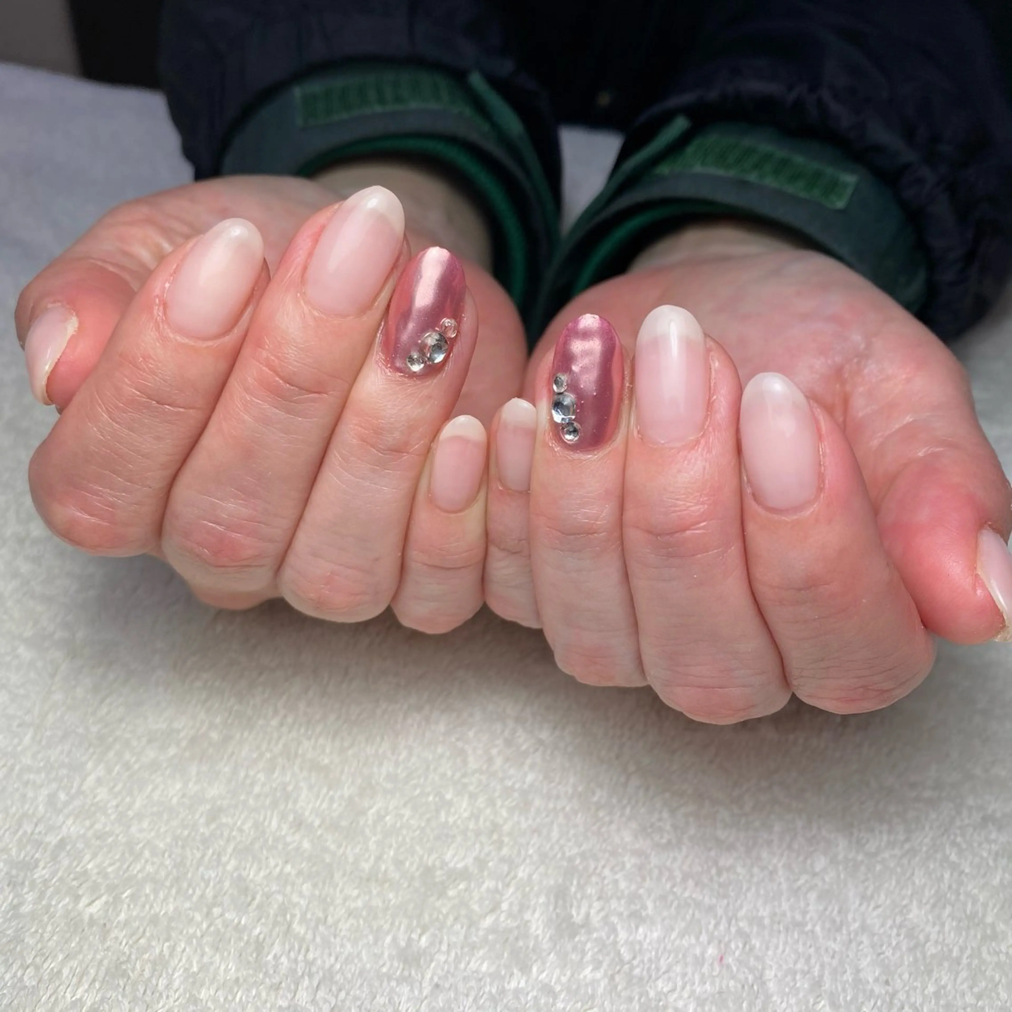 ネイル ミラーネイル ピンク COCO+所属・COCO +のエステ・リラクイメージ