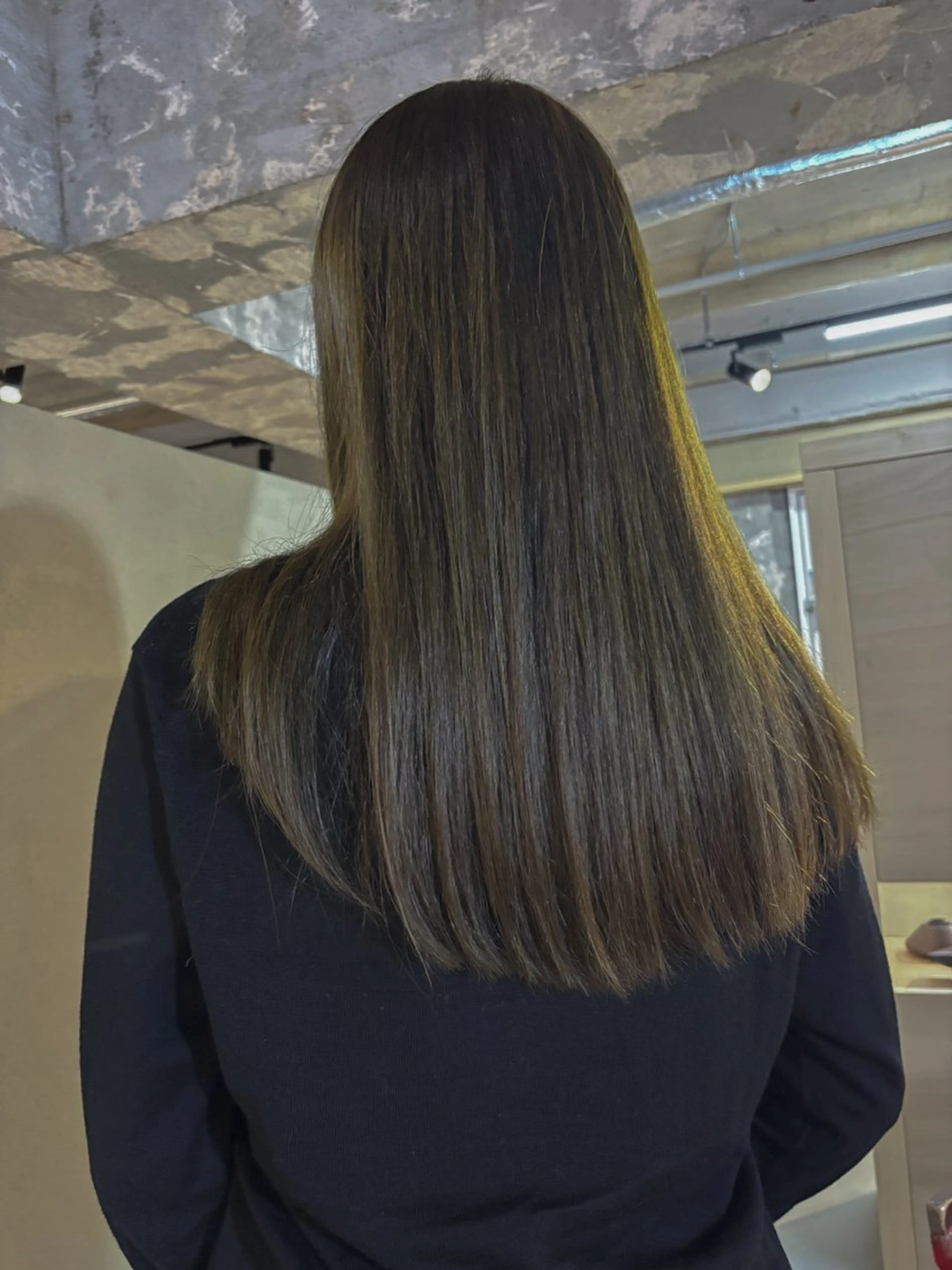 ロング カラー 艶ブリーチカラー 美髪ストレートのヘアスタイル