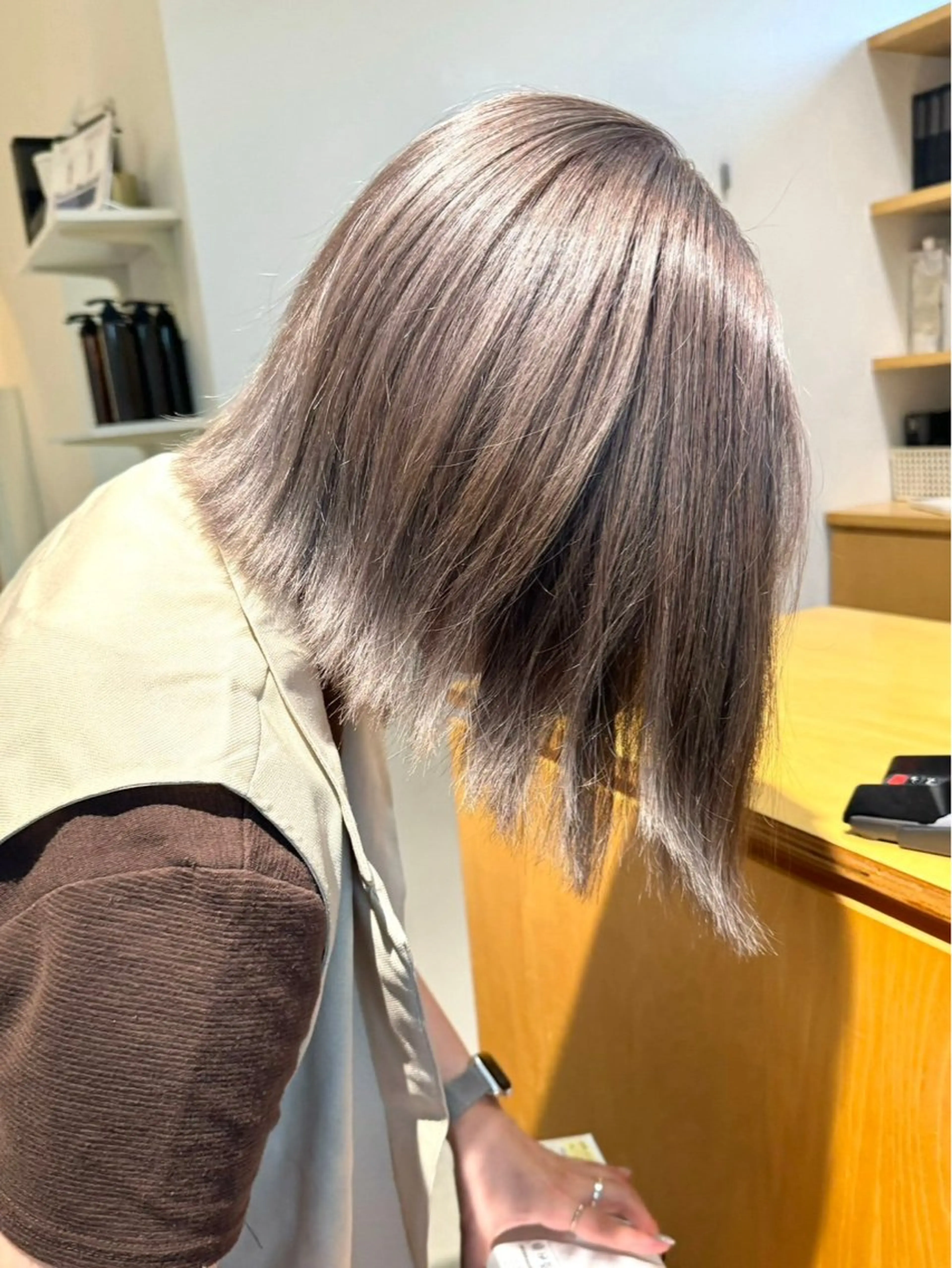 ショート カラー ブリーチ シルバー 森山 遥葵のヘアスタイル