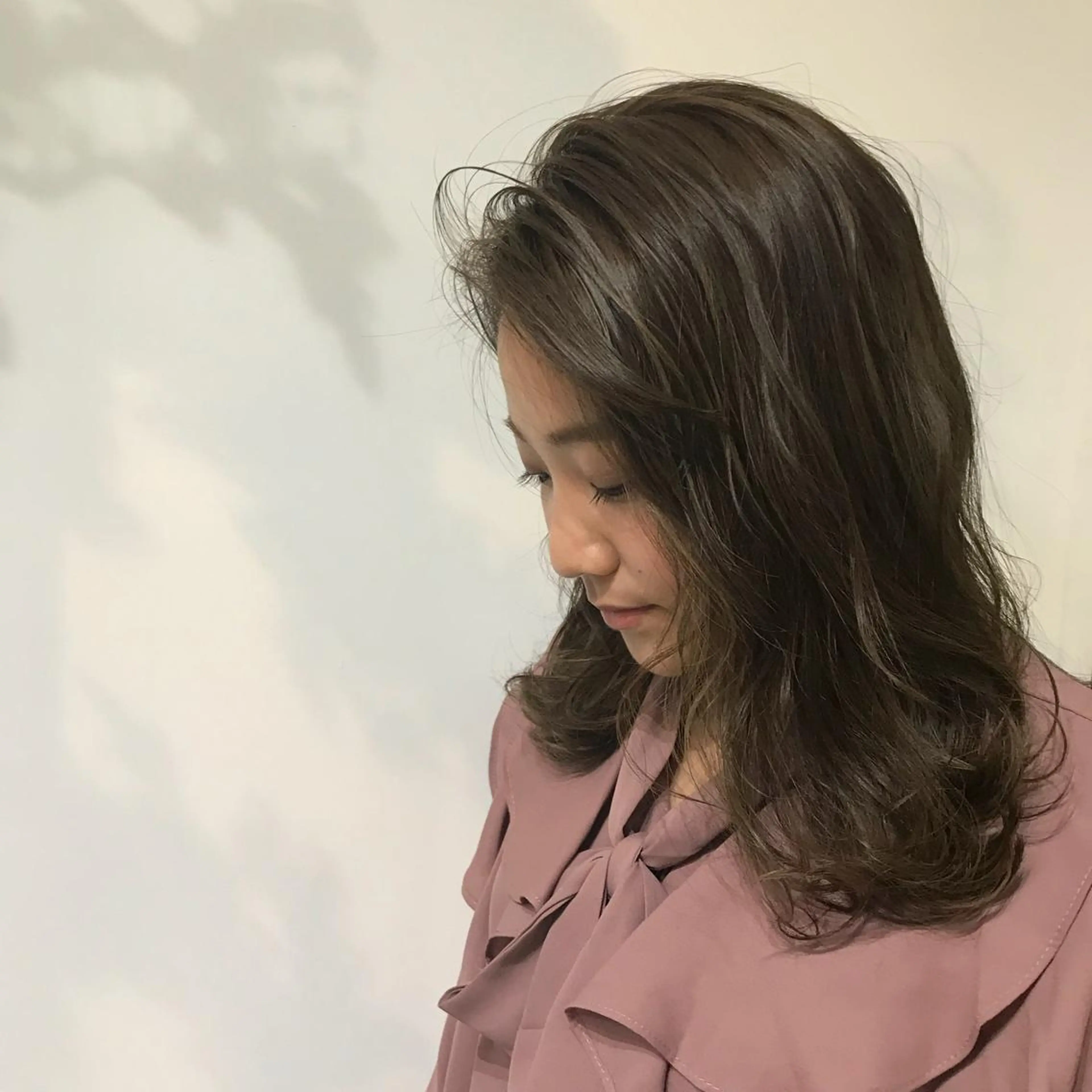 セミロング カラー グレージュ オリーブグレージュ オリーブグレー ヘアカラー トリートメント salowin梅田所属・レイヤー/顔周り /AKARIのヘアスタイル