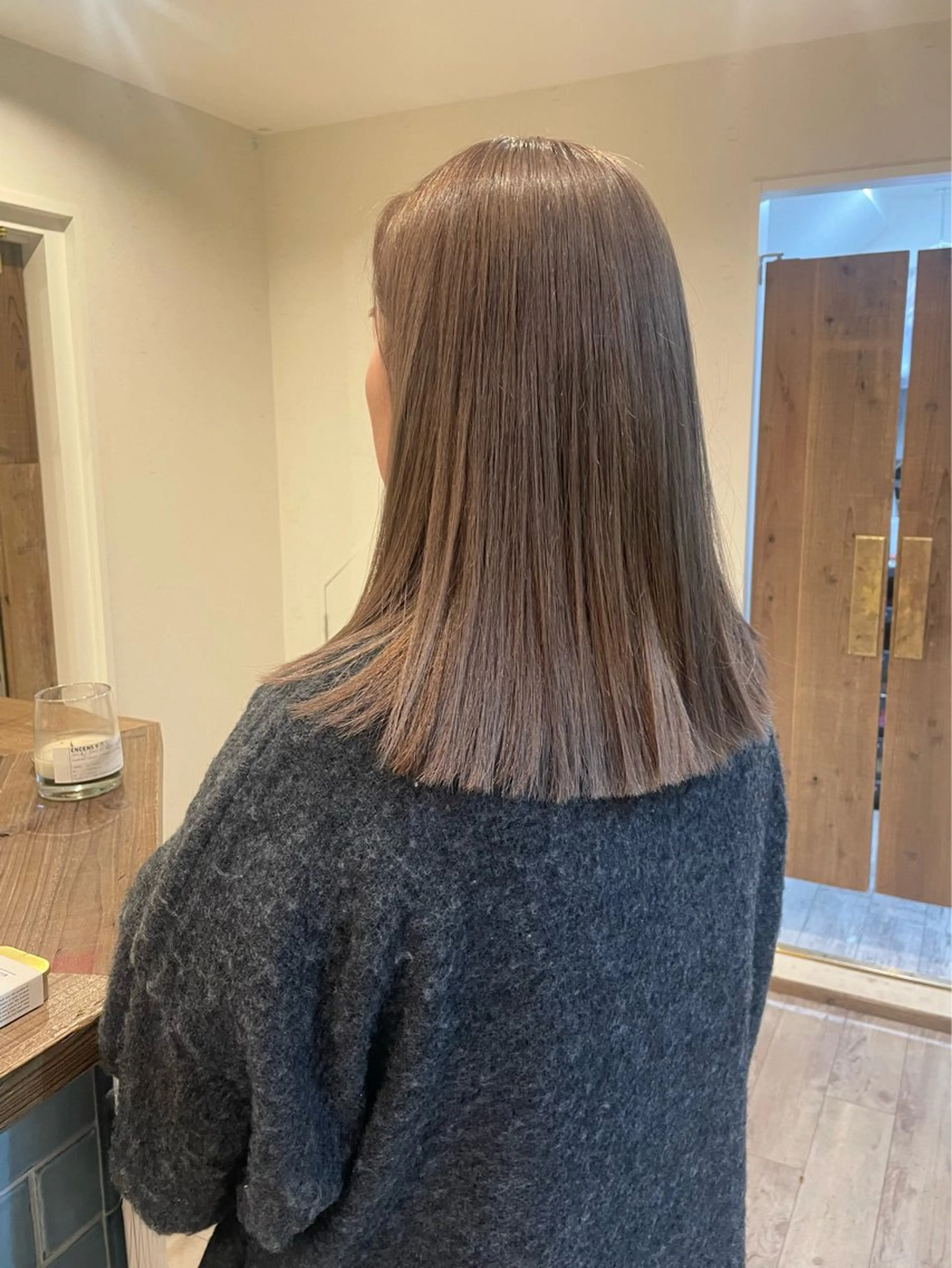 セミロング カラー ベージュカラー ブリーチ ヘアカラー 渋谷 留菜のヘアスタイル