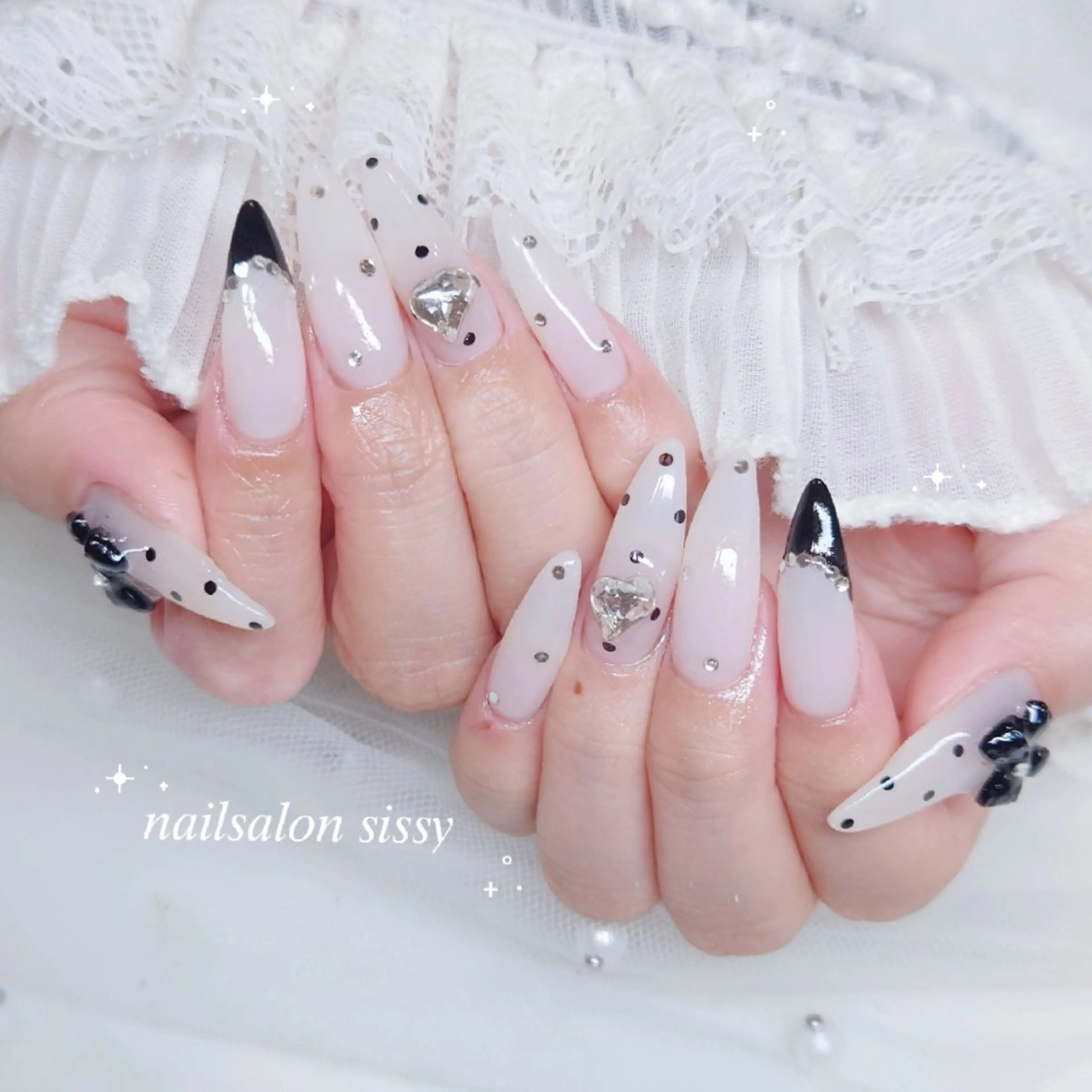 ネイル ドット フレンチネイル ガーリー ハンドネイル sissy hatsuneのネイルデザイン