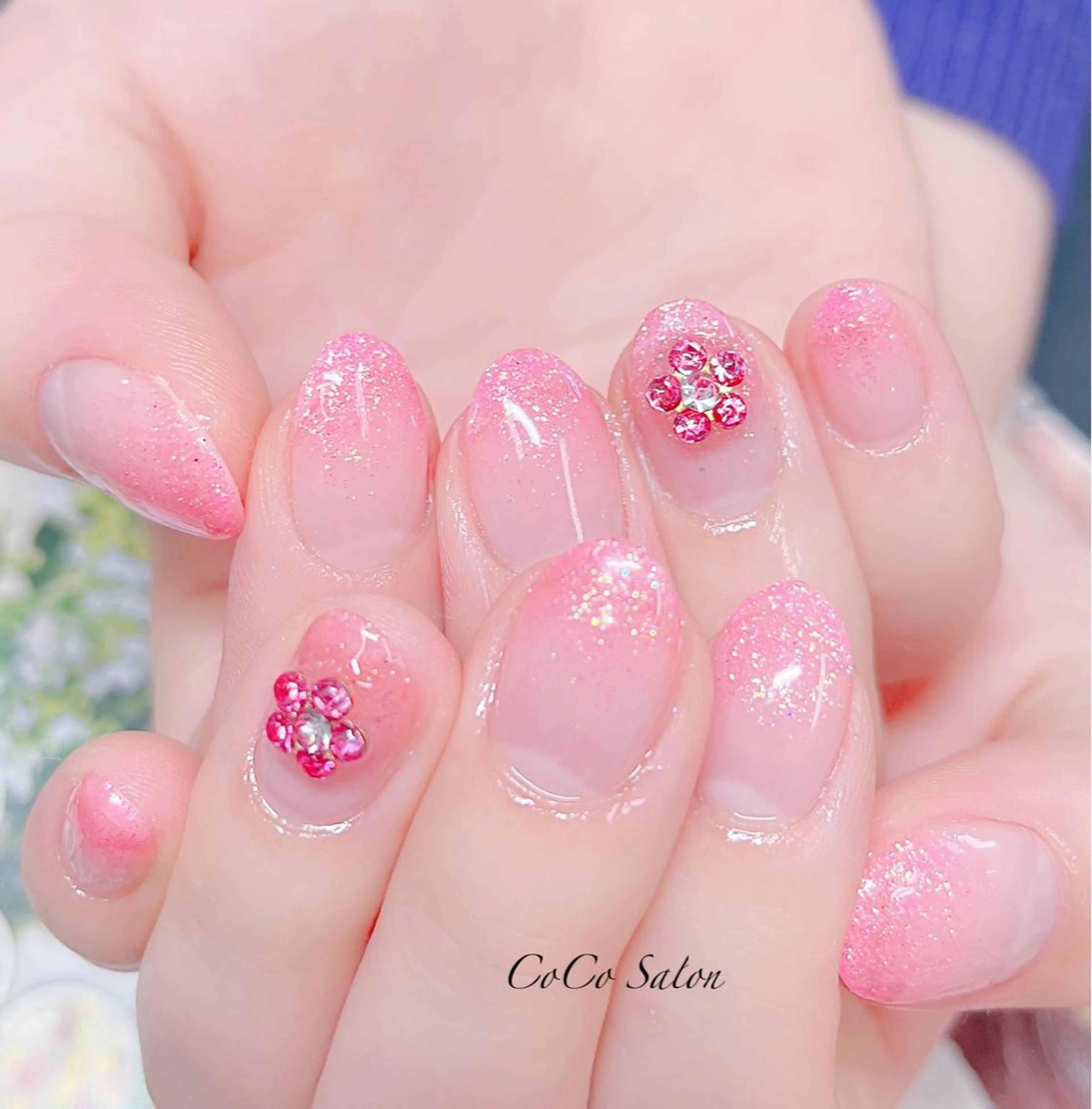 ネイル 長さ出し フラワーネイル ジェルネイル グラデーション ラメ(グリッター) ハンドネイル CoCoSalon ネイル/まつ毛予約のネイルデザイン