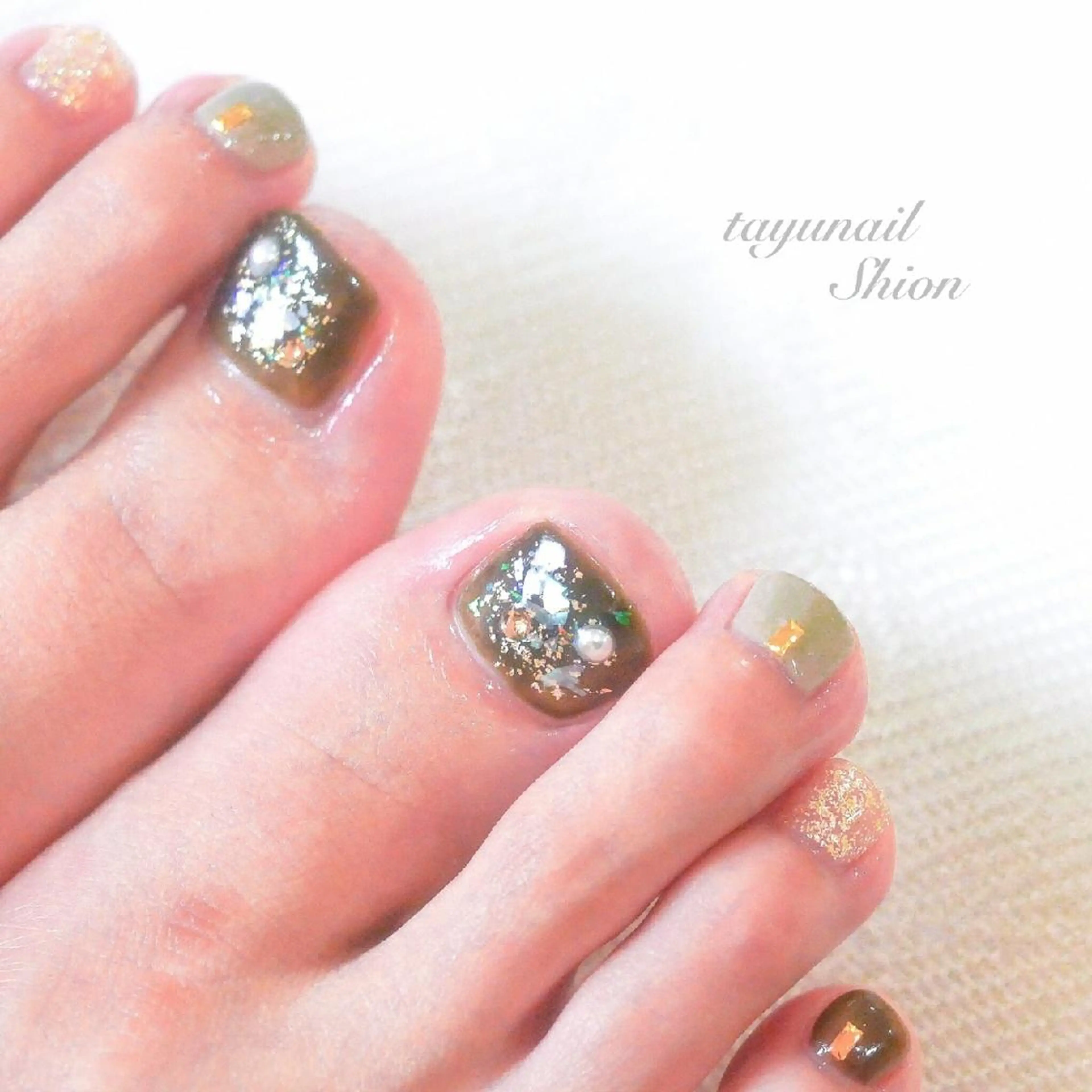 ネイル ブルー フットネイル ジェルネイル キラキラネイル ラメ(グリッター) ネイルサロン・ネイルスクール たゆnail所属・ネイルサロン 【たゆnail】のネイルデザイン