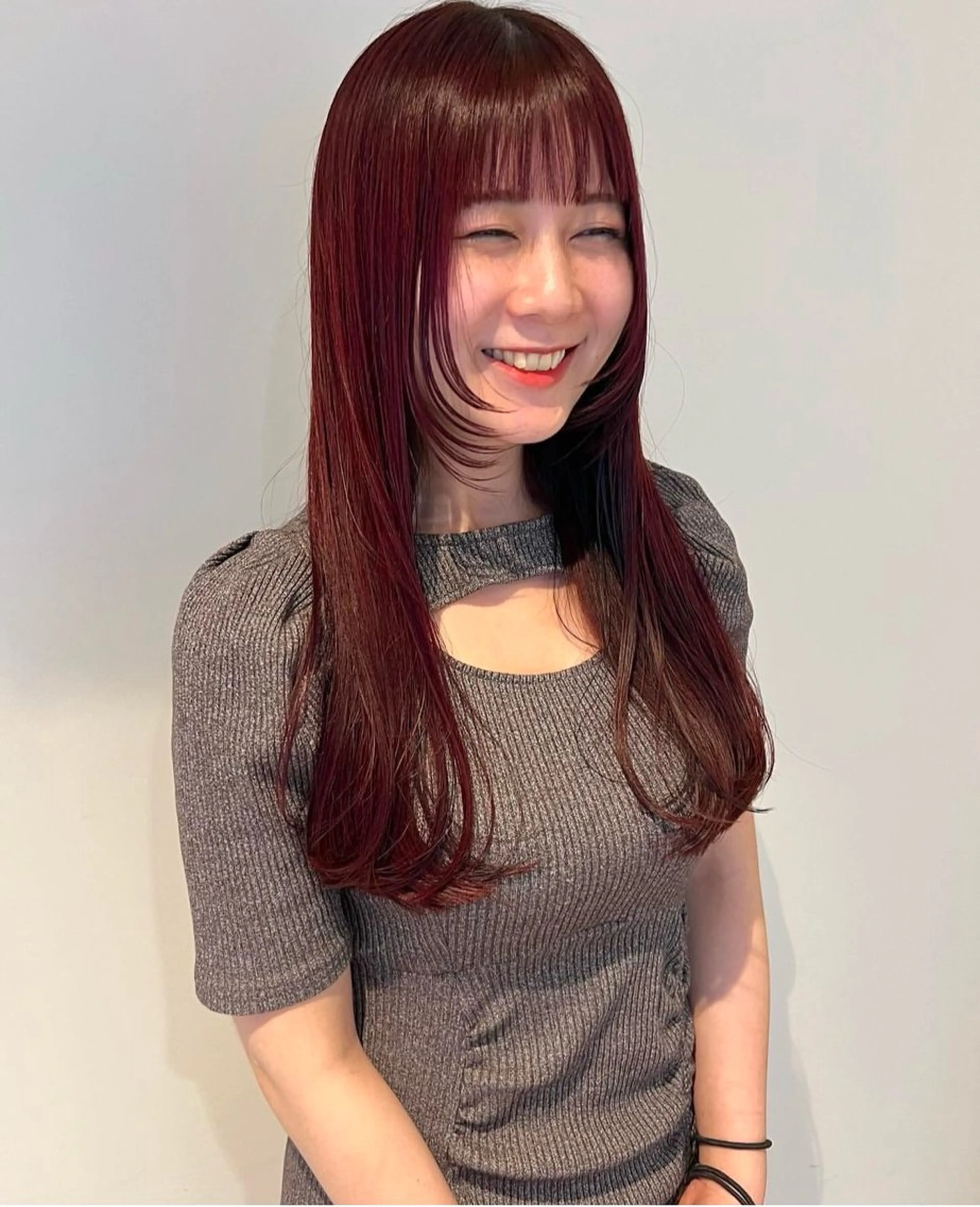 ロング カラー ヘアアレンジ レッドカラー 顔まわりレイヤー レイヤーカット ロング 暗髪カラー🫐パーマ おくだりんかのヘアスタイル