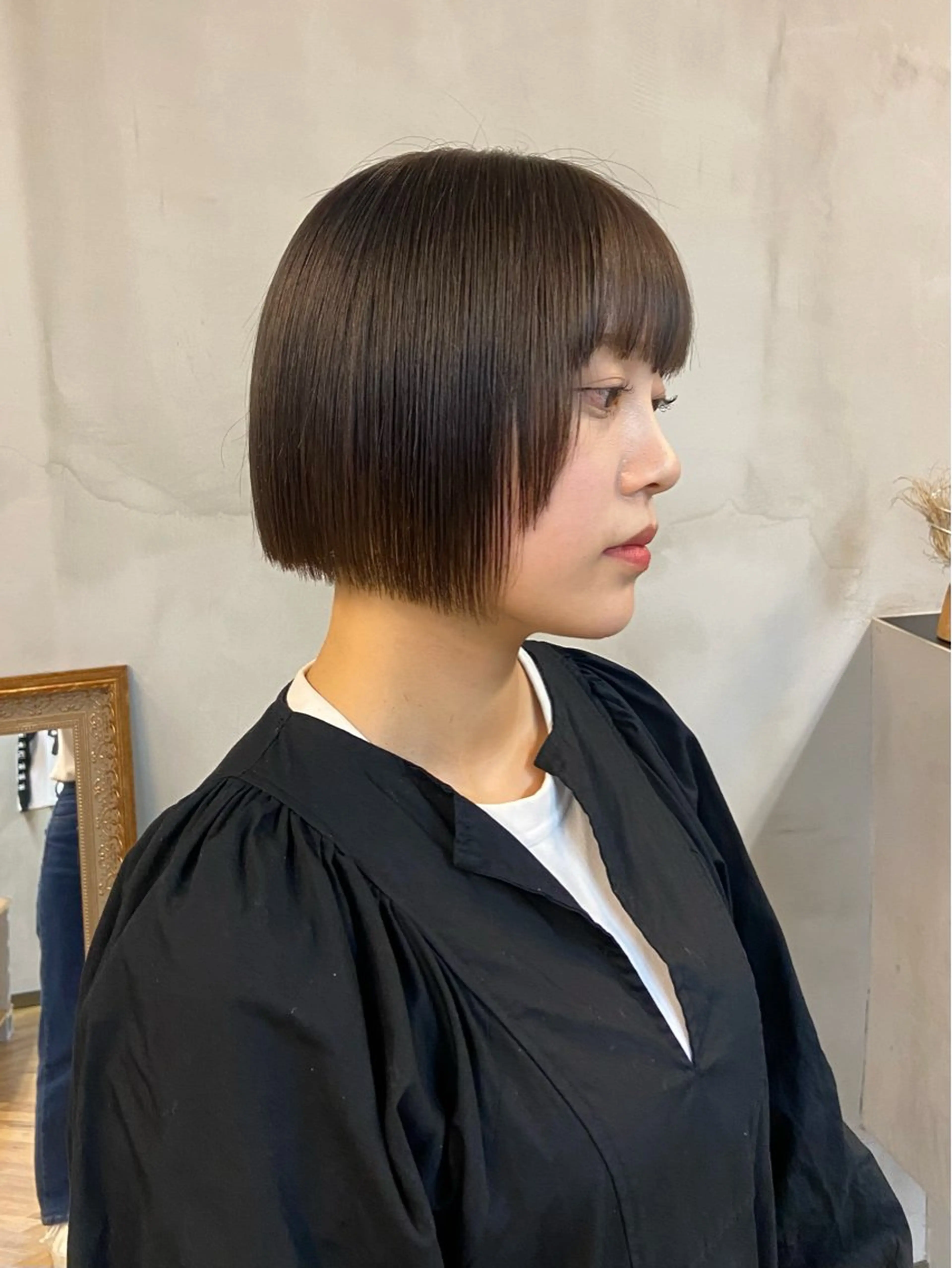 ショート 前下がりボブ ボブ カット トリートメント mana/ブリーチ なし/ベージュ/暖色のヘアスタイル