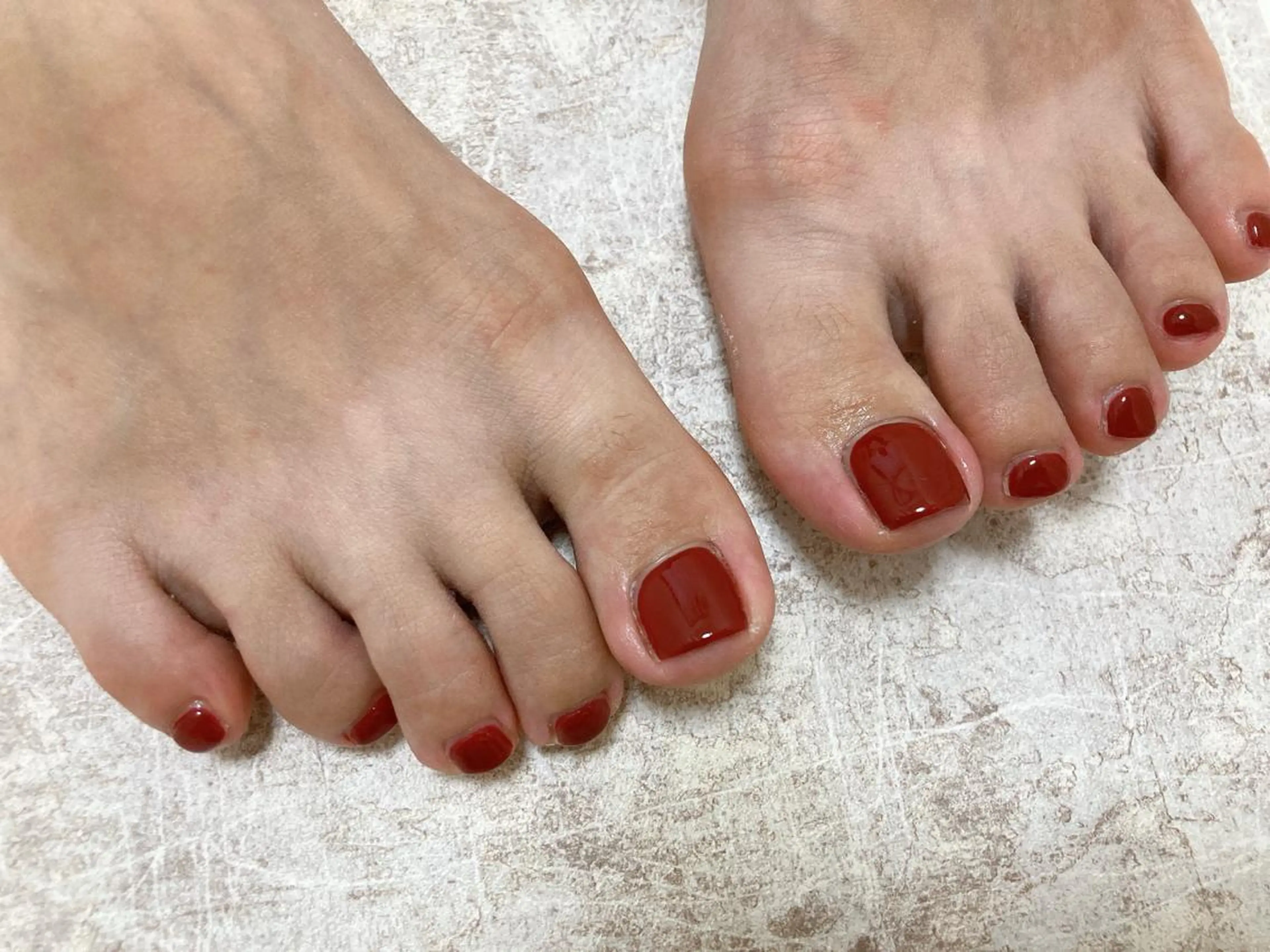 ネイル ボルドー フットネイル ワンカラーネイル フットネイル mogunail &blowのネイルデザイン