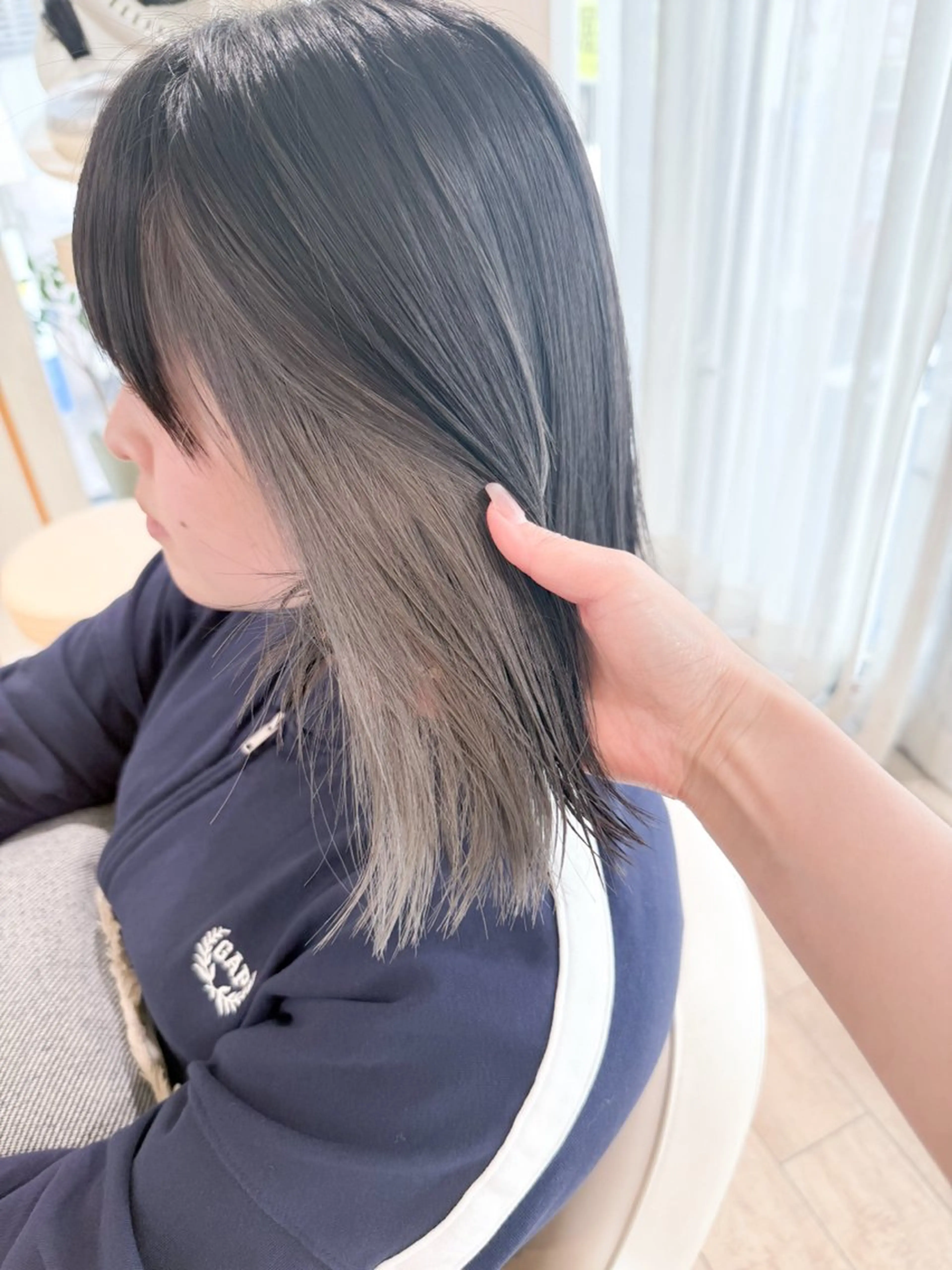 セミロング カラー インナーカラー シルバー ホワイトシルバー ヘアカラー ✨カラー支持No.1 🧸ワキ カナコ🧸のヘアスタイル